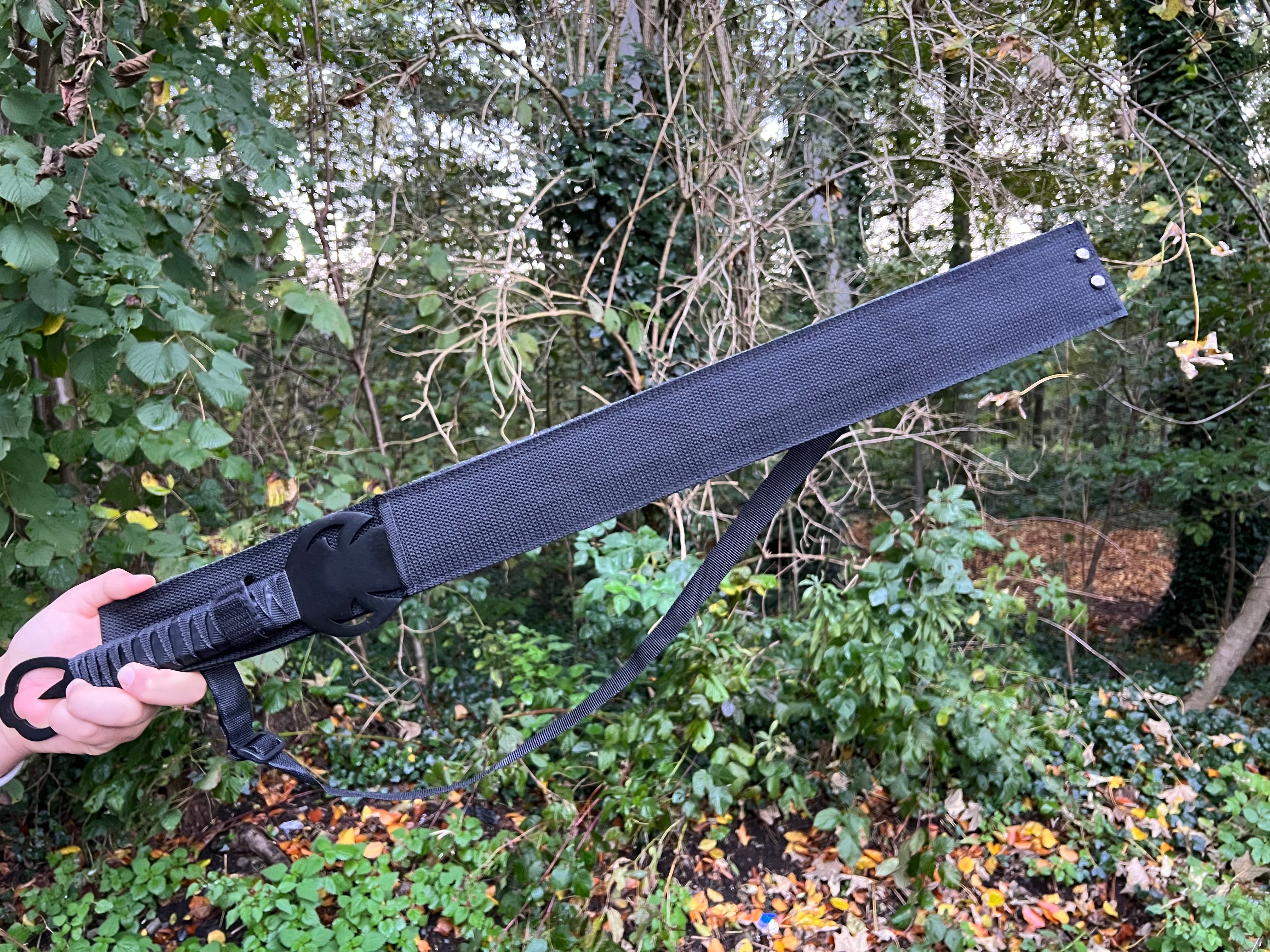 Rückenschwert "Crimson Blade" – Rot umwickelt mit Blau/Schwarz beschichteter Klinge – Inkl. Nylonscheide mit Tragegurt