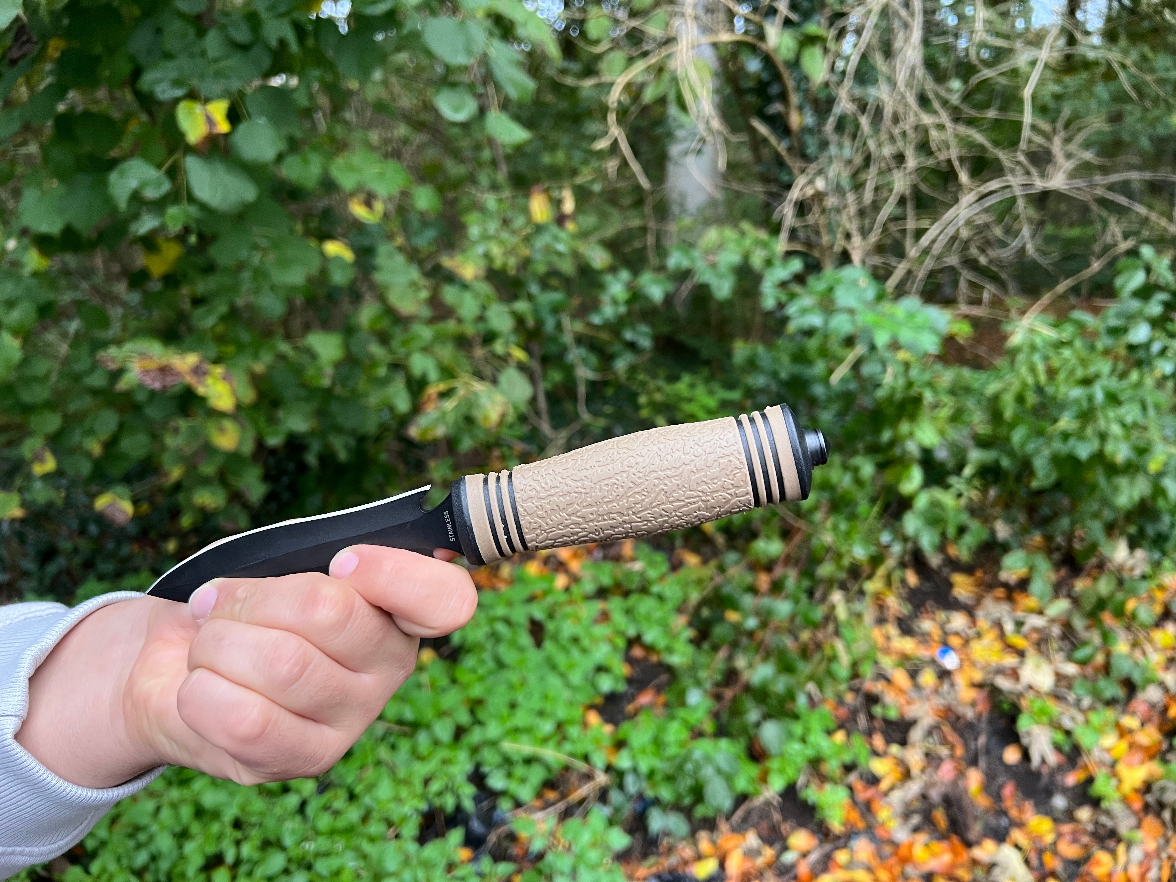 Taktisches Gürtelmesser mit schwarzer Edelstahlklinge und sicherer Polymer-Scheide