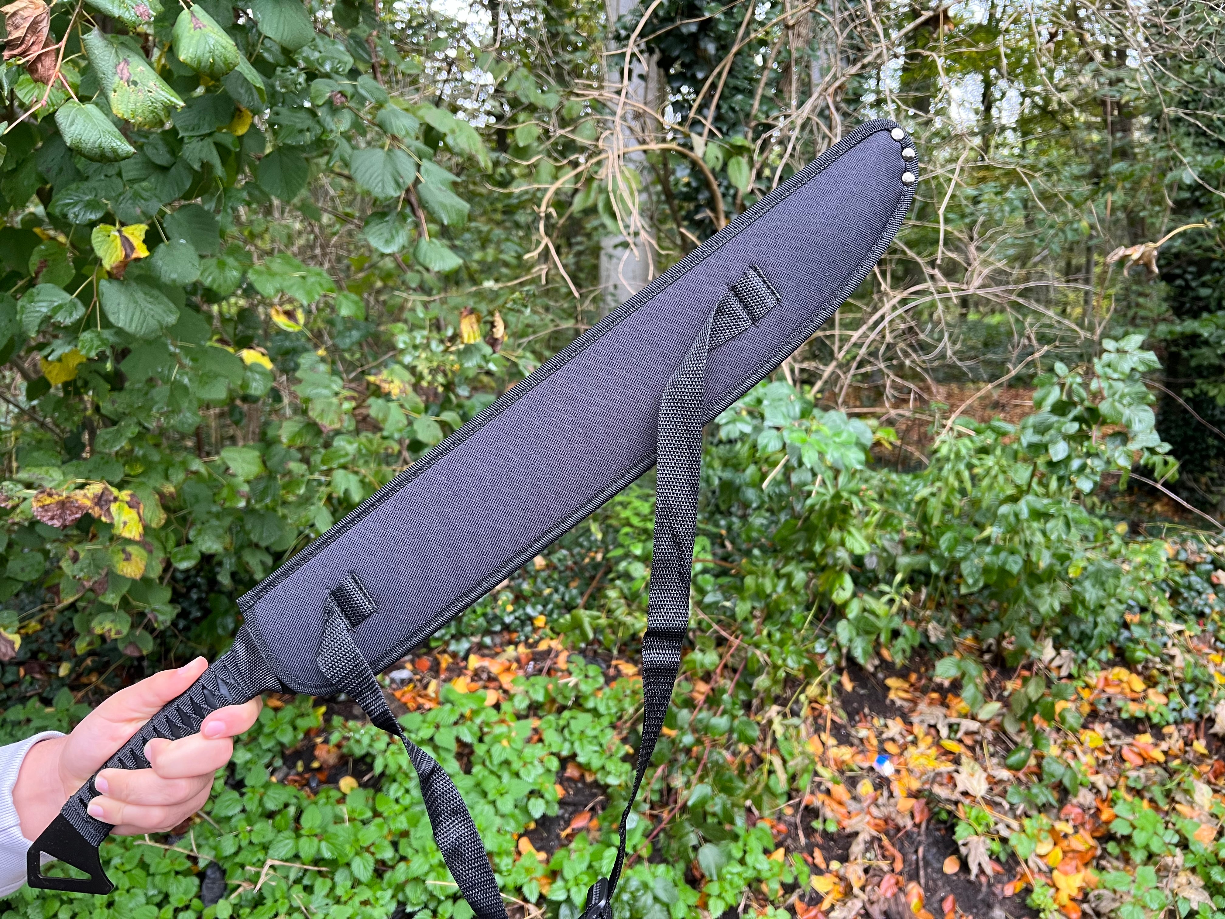 Kampfschwert "Azure Blade" – Traditionelles Rückenschwert mit Blau-Schwarz Beschichtung und Rückentragegurt