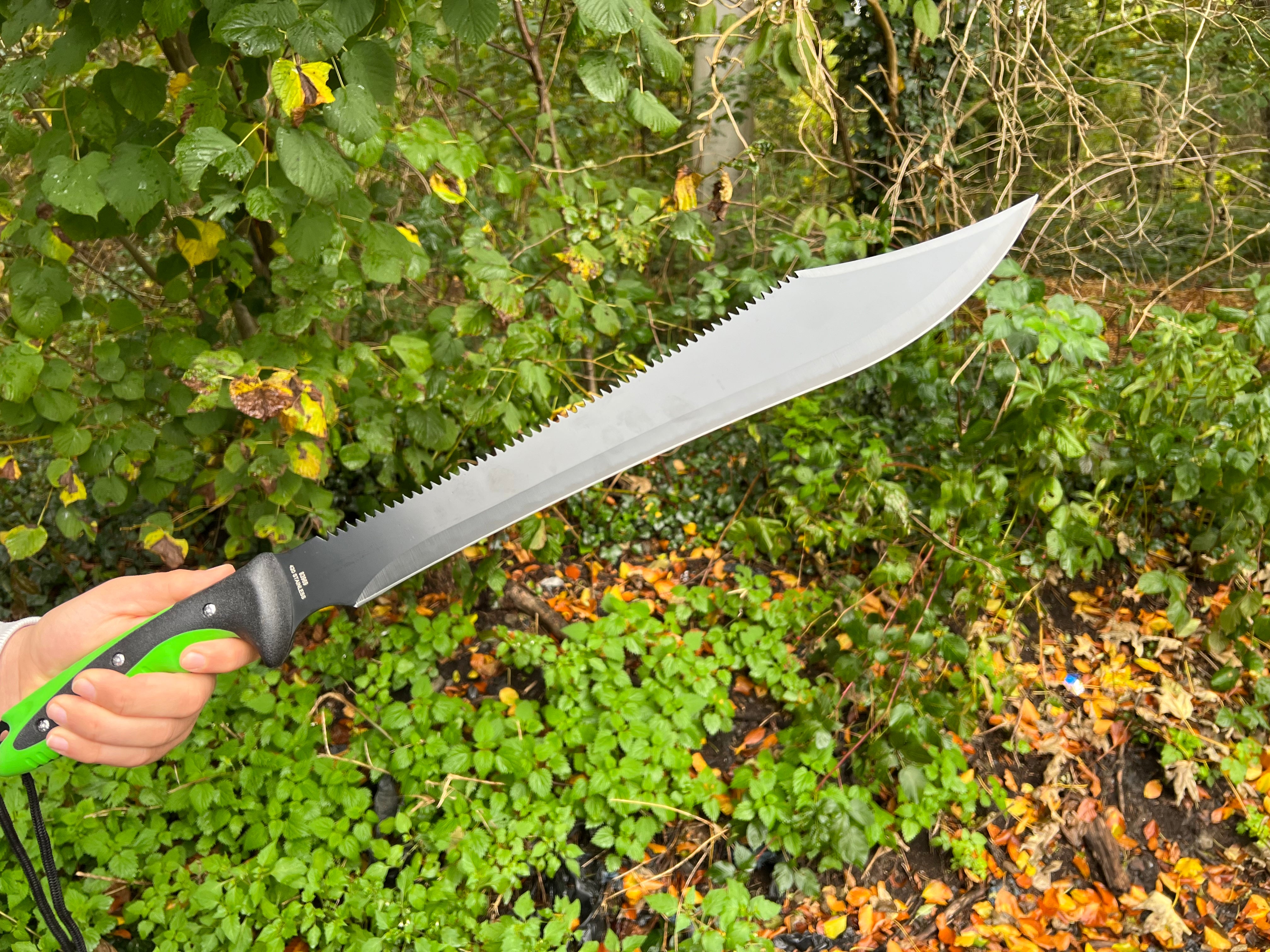 Zombie Dead Machete – Sägezahnung, 420er Edelstahlklinge, Gummierte Griffbeschalung, Inklusive Nylon-Scheide