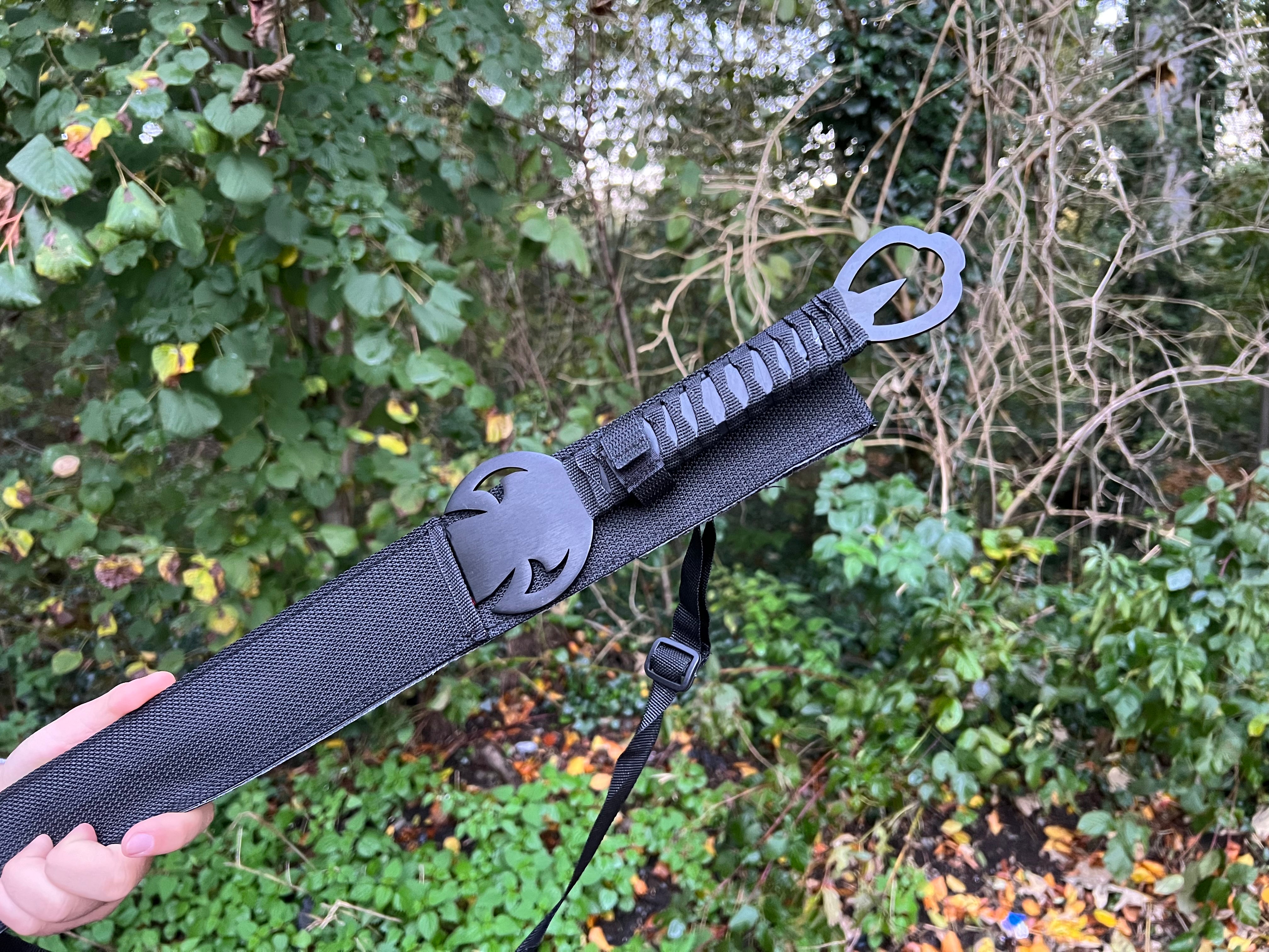 Rückenschwert "Crimson Blade" – Rot umwickelt mit Blau/Schwarz beschichteter Klinge – Inkl. Nylonscheide mit Tragegurt