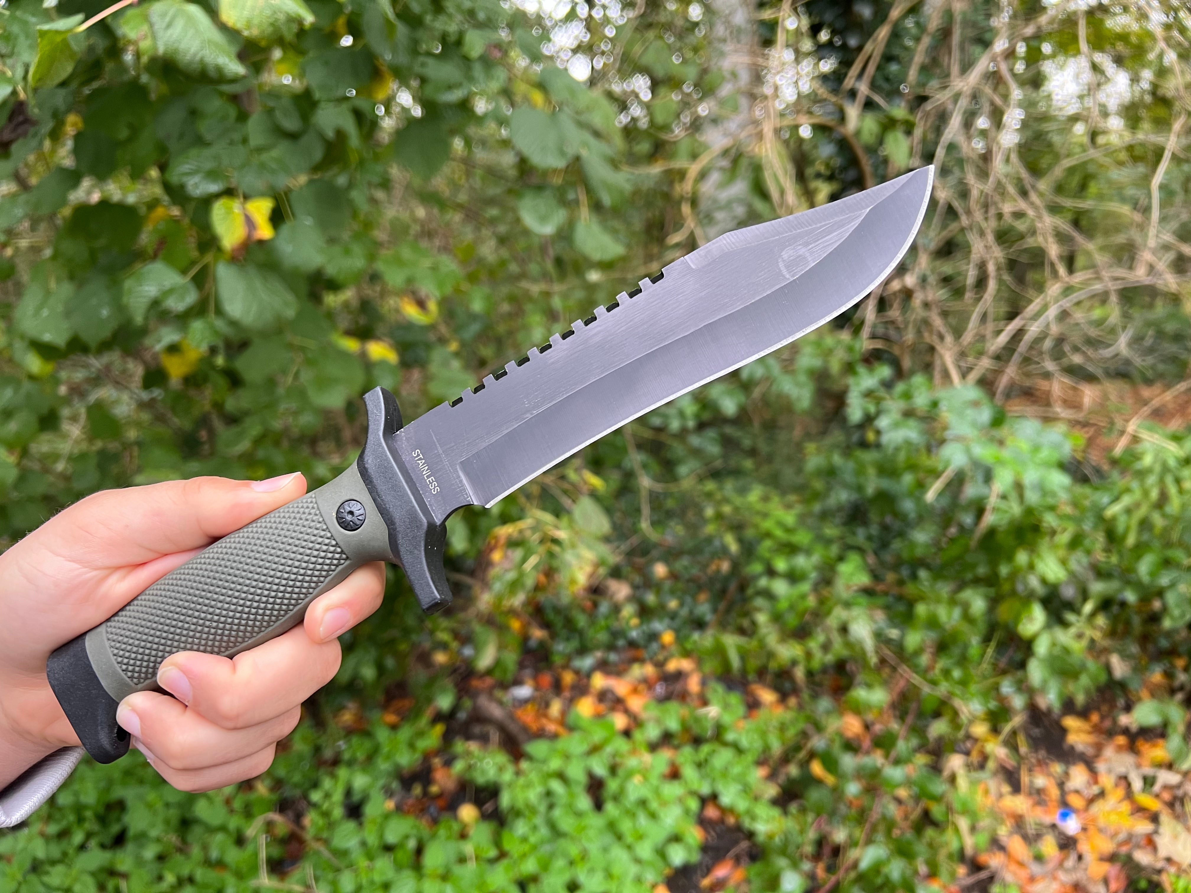 Outdoor Jagdmesser "Forest Ranger" – Robuste Edelstahlklinge in Schwarz – Olive Rubberized Handle – Inkl. Polymer-Scheide mit Gürtel- und Beingurten