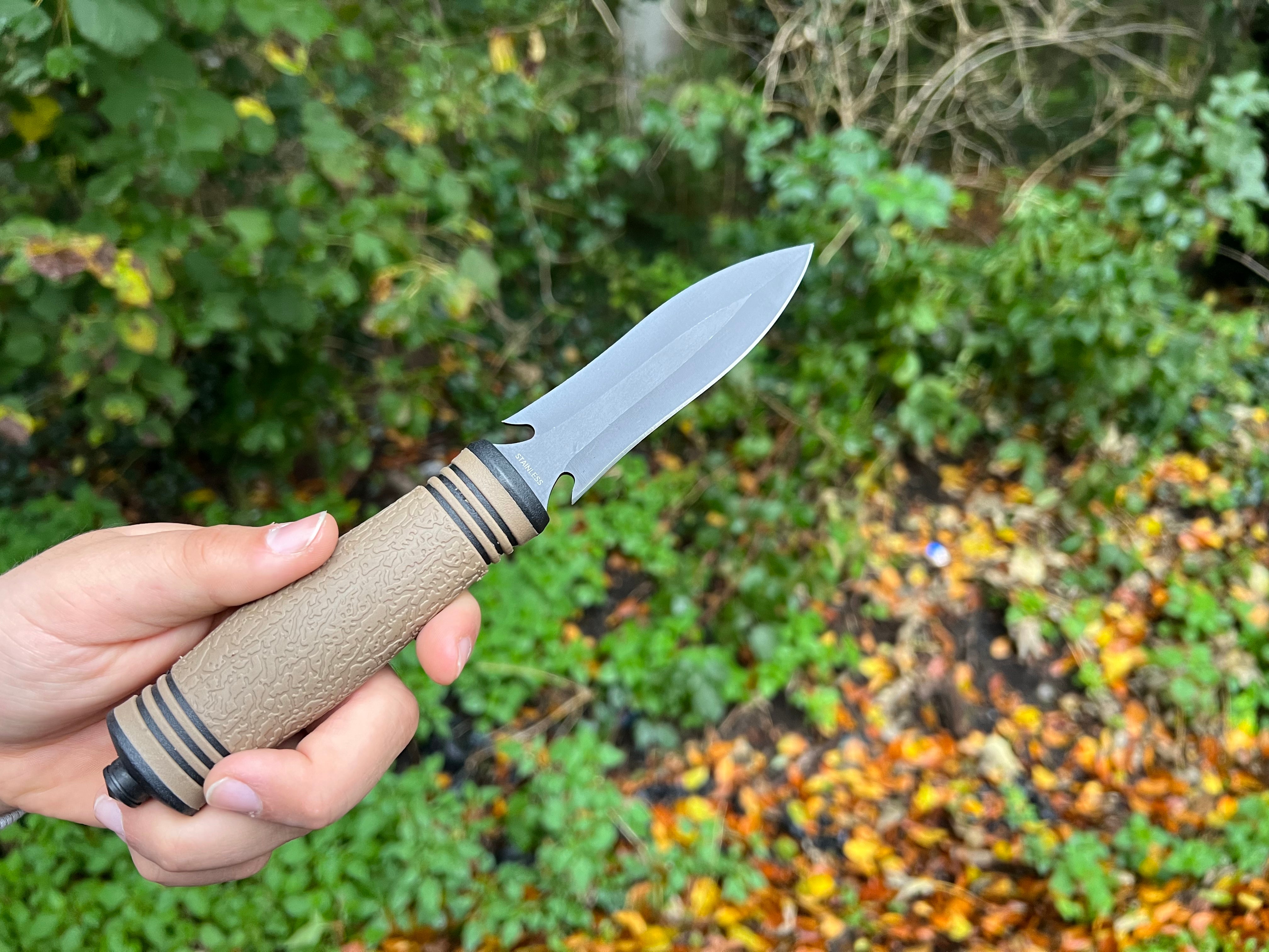 Taktisches Gürtelmesser mit schwarzer Edelstahlklinge und sicherer Polymer-Scheide