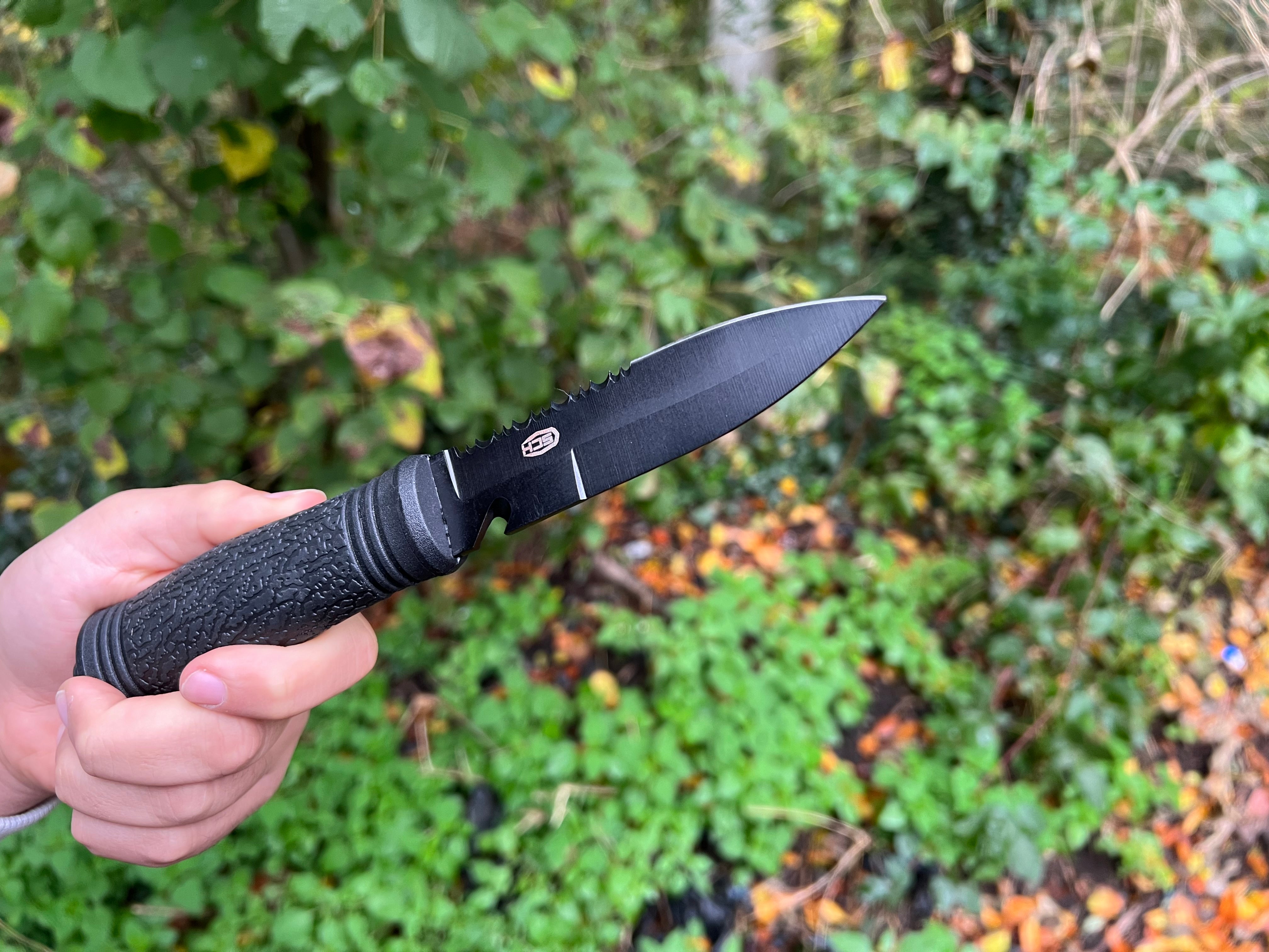 Kompaktes Tactical Belt Knife – Schwarze Edelstahlklinge & Polymergriff – Inkl. Gürtelclip-Scheide