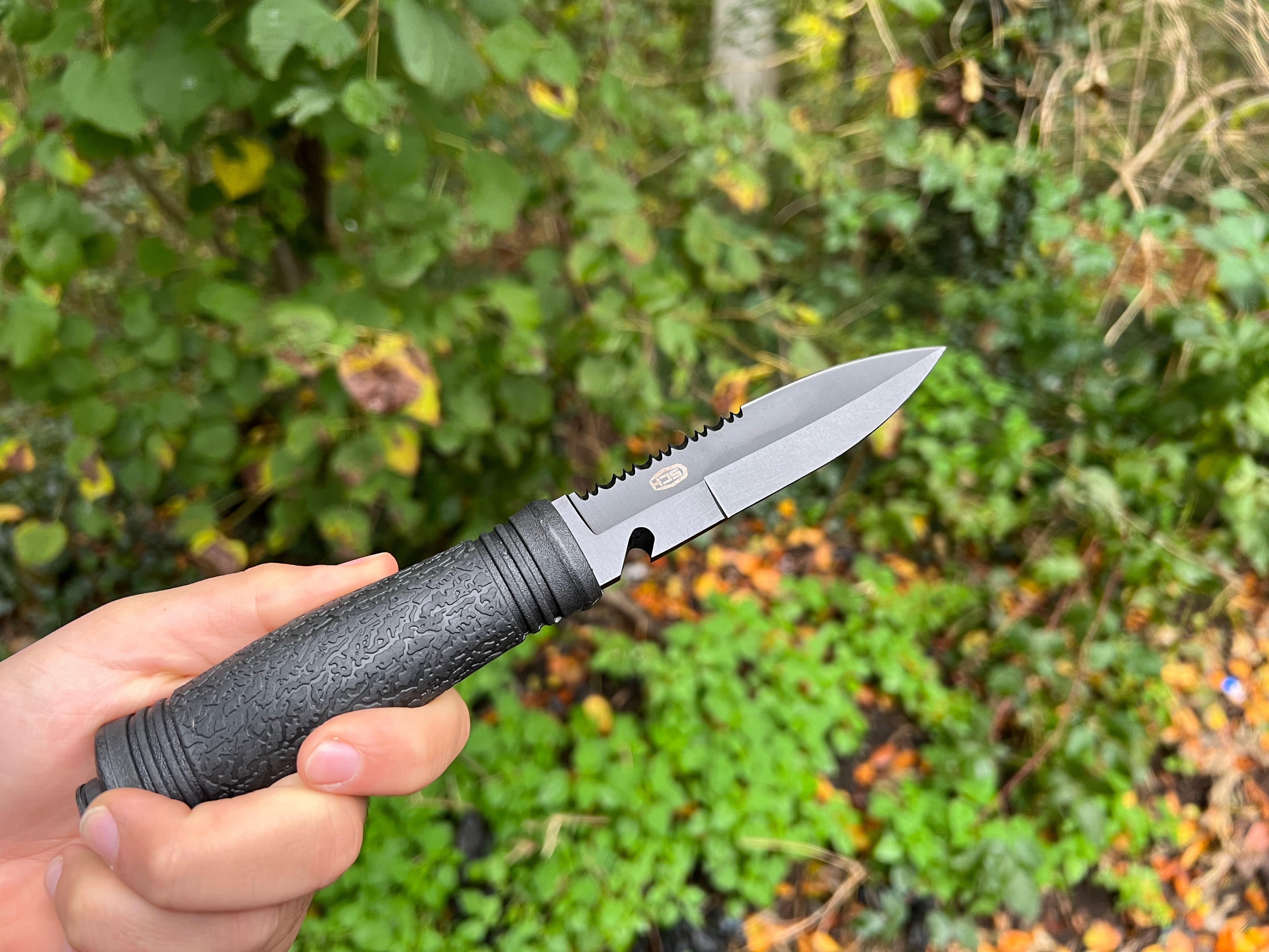 Kompaktes Tactical Belt Knife – Schwarze Edelstahlklinge & Polymergriff – Inkl. Gürtelclip-Scheide