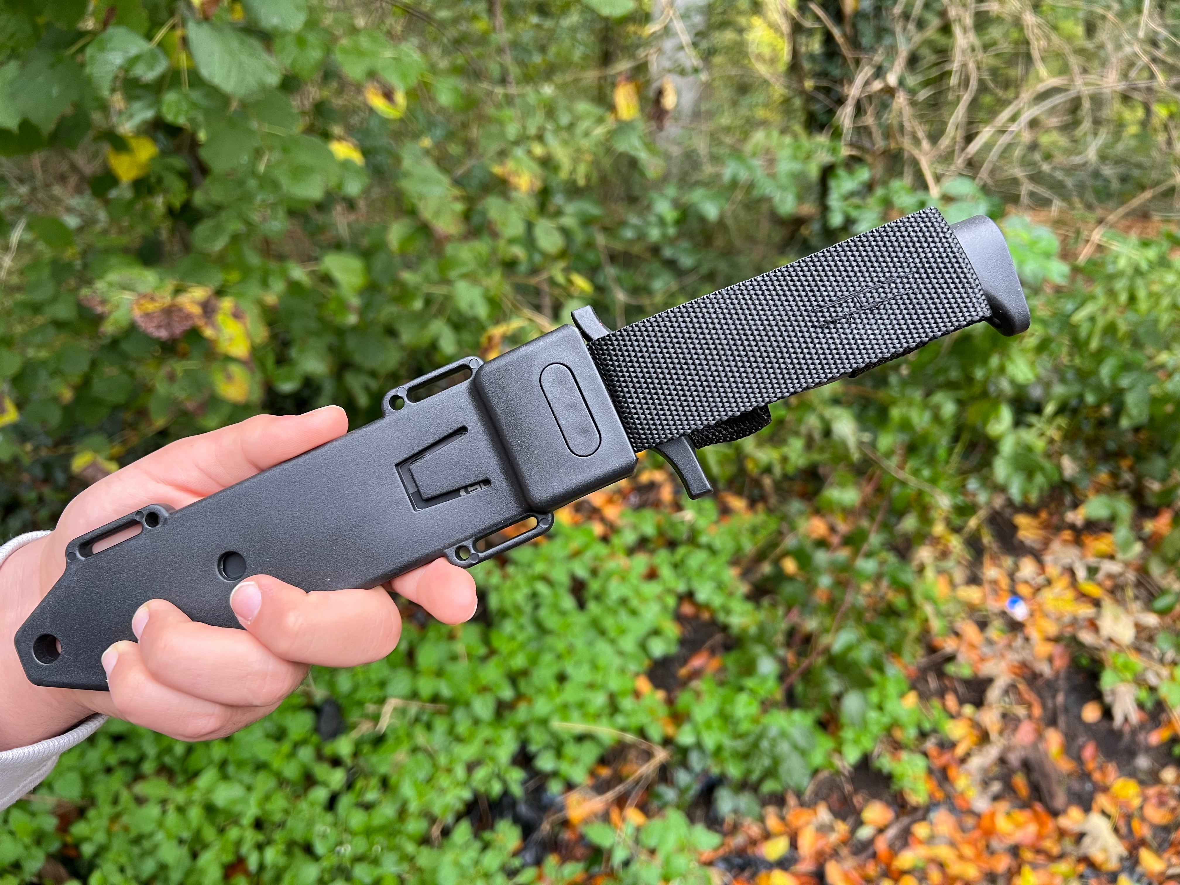Outdoor Jagdmesser "Forest Ranger" – Robuste Edelstahlklinge in Schwarz – Olive Rubberized Handle – Inkl. Polymer-Scheide mit Gürtel- und Beingurten