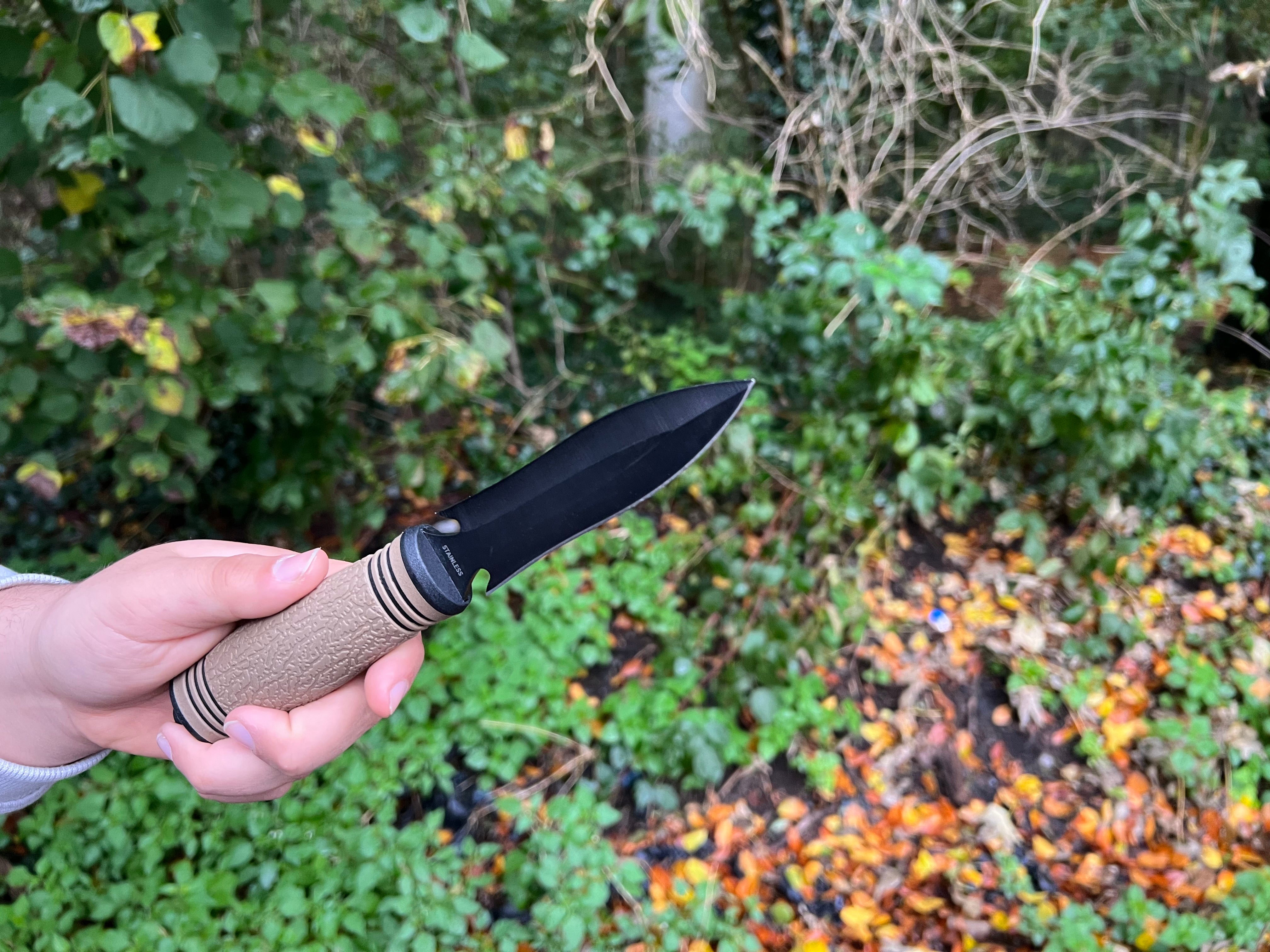 Taktisches Gürtelmesser mit schwarzer Edelstahlklinge und sicherer Polymer-Scheide