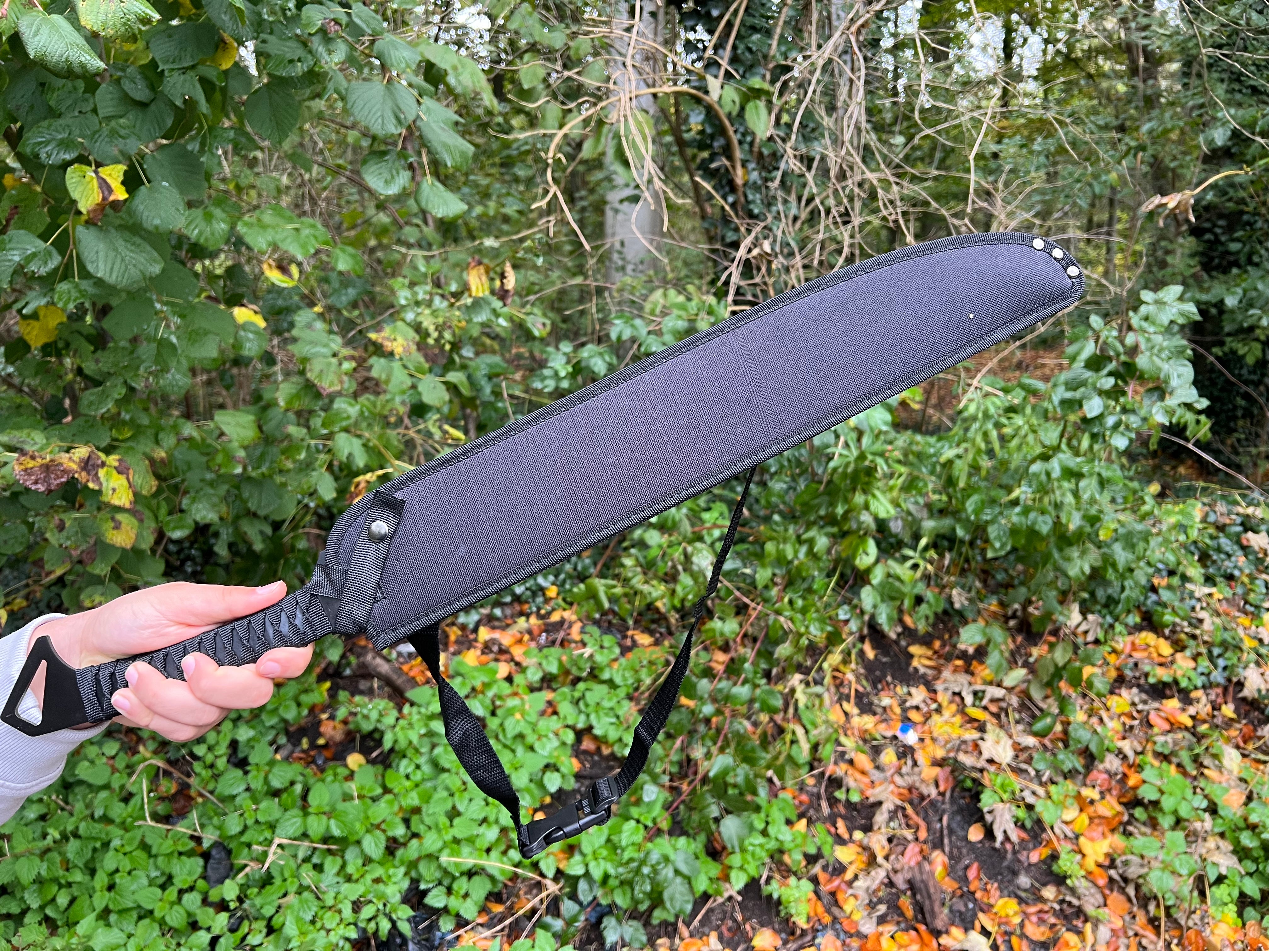 Kampfschwert "Azure Blade" – Traditionelles Rückenschwert mit Blau-Schwarz Beschichtung und Rückentragegurt