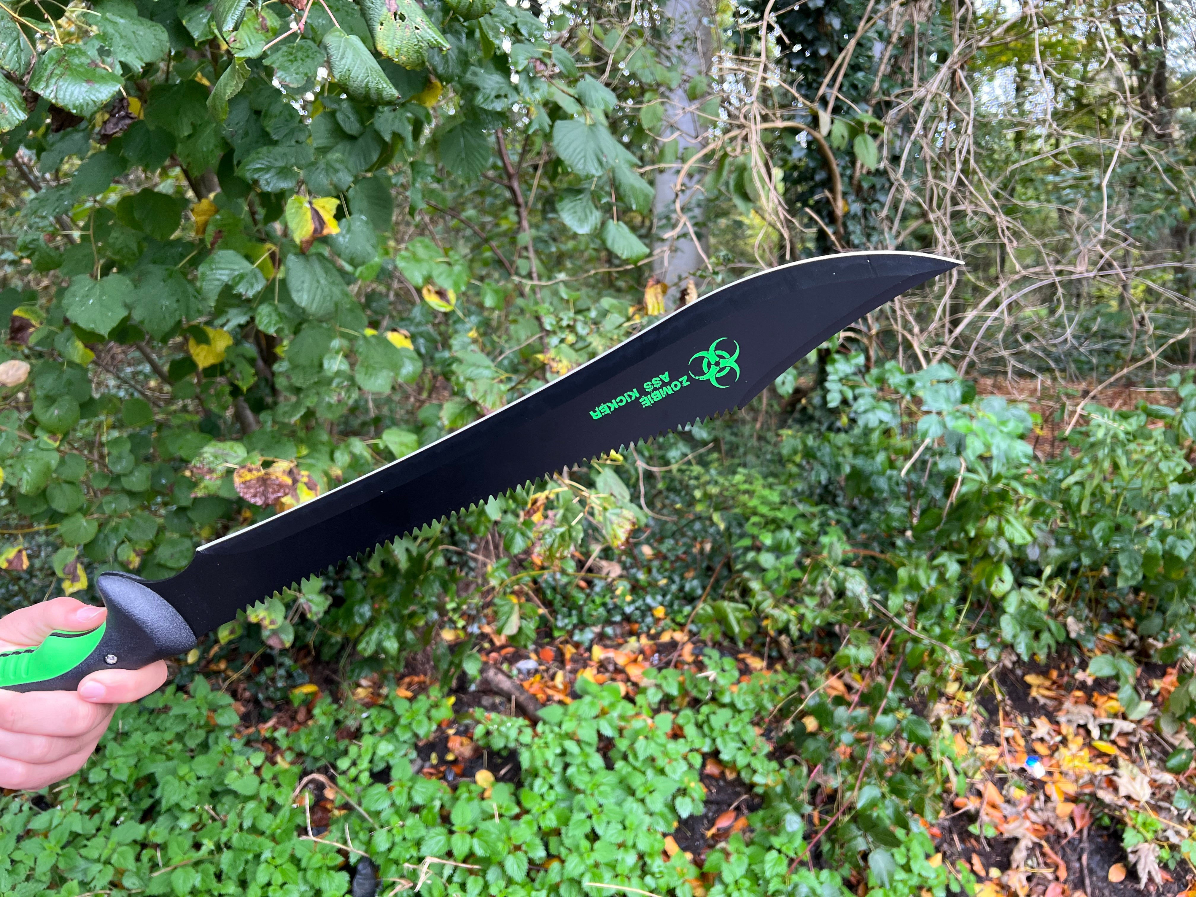 Zombie Dead Machete – Sägezahnung, 420er Edelstahlklinge, Gummierte Griffbeschalung, Inklusive Nylon-Scheide