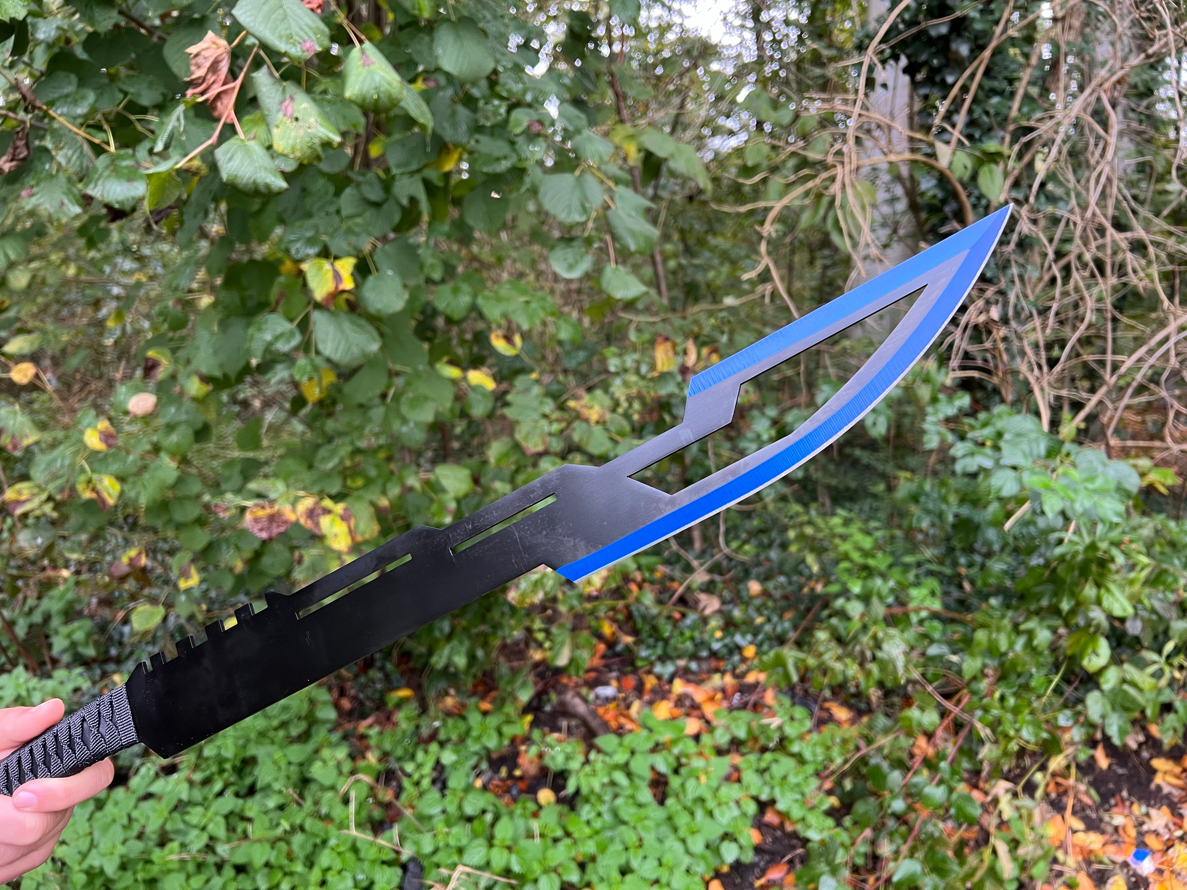 Kampfschwert "Azure Blade" – Traditionelles Rückenschwert mit Blau-Schwarz Beschichtung und Rückentragegurt