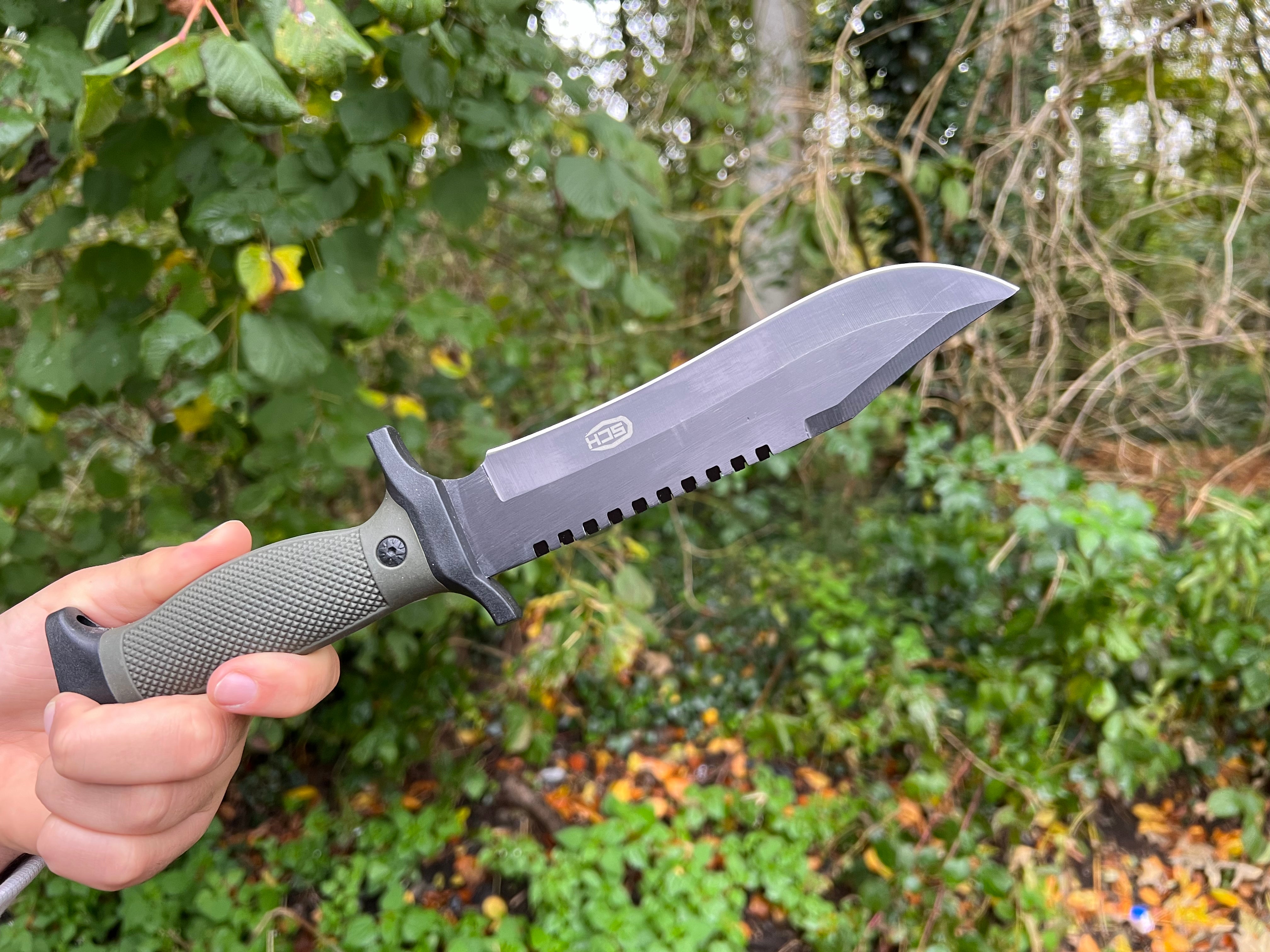 Outdoor Jagdmesser "Forest Ranger" – Robuste Edelstahlklinge in Schwarz – Olive Rubberized Handle – Inkl. Polymer-Scheide mit Gürtel- und Beingurten