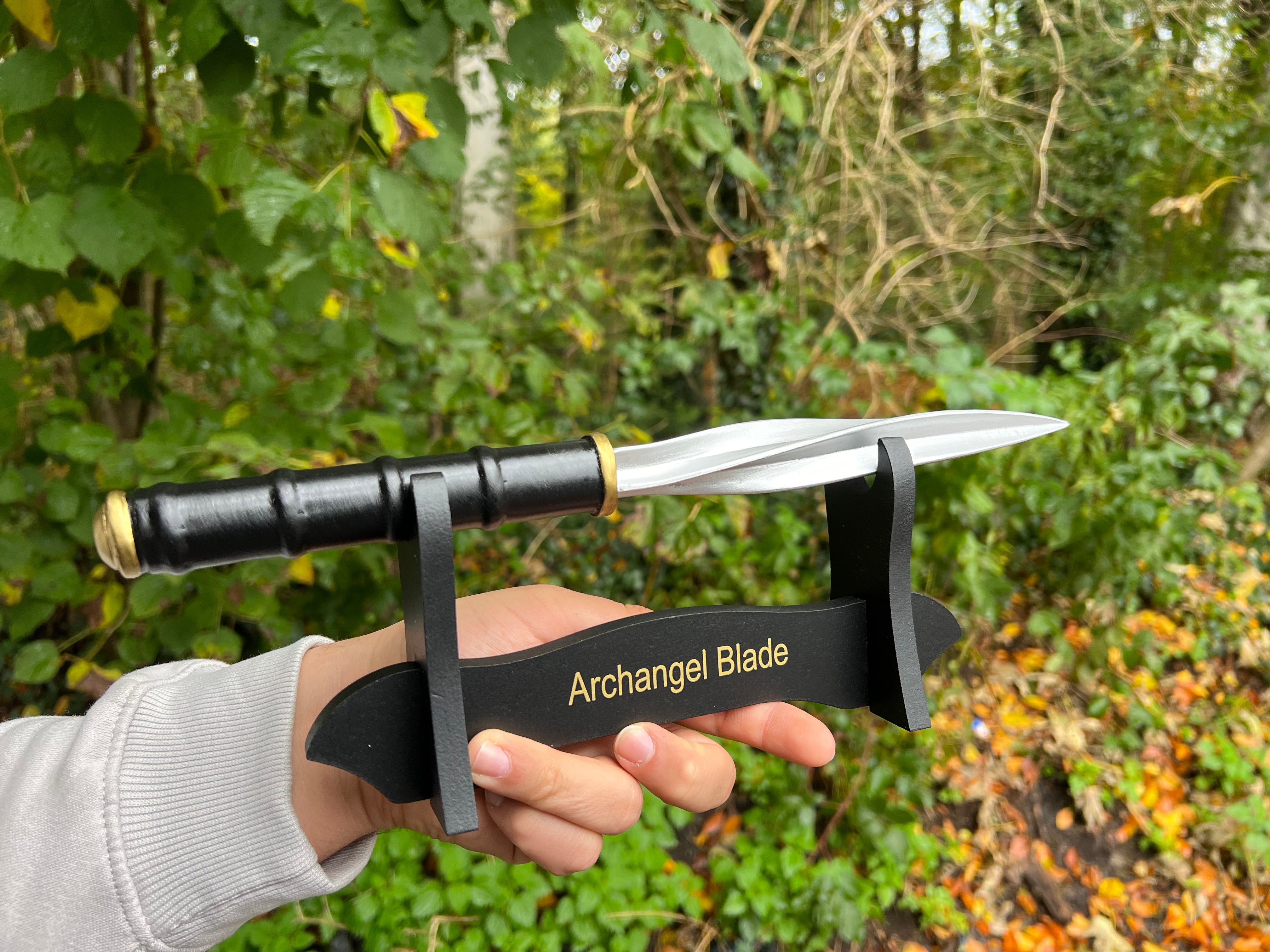 Archangel Blade – Supernatural mit Holz-Tischständer