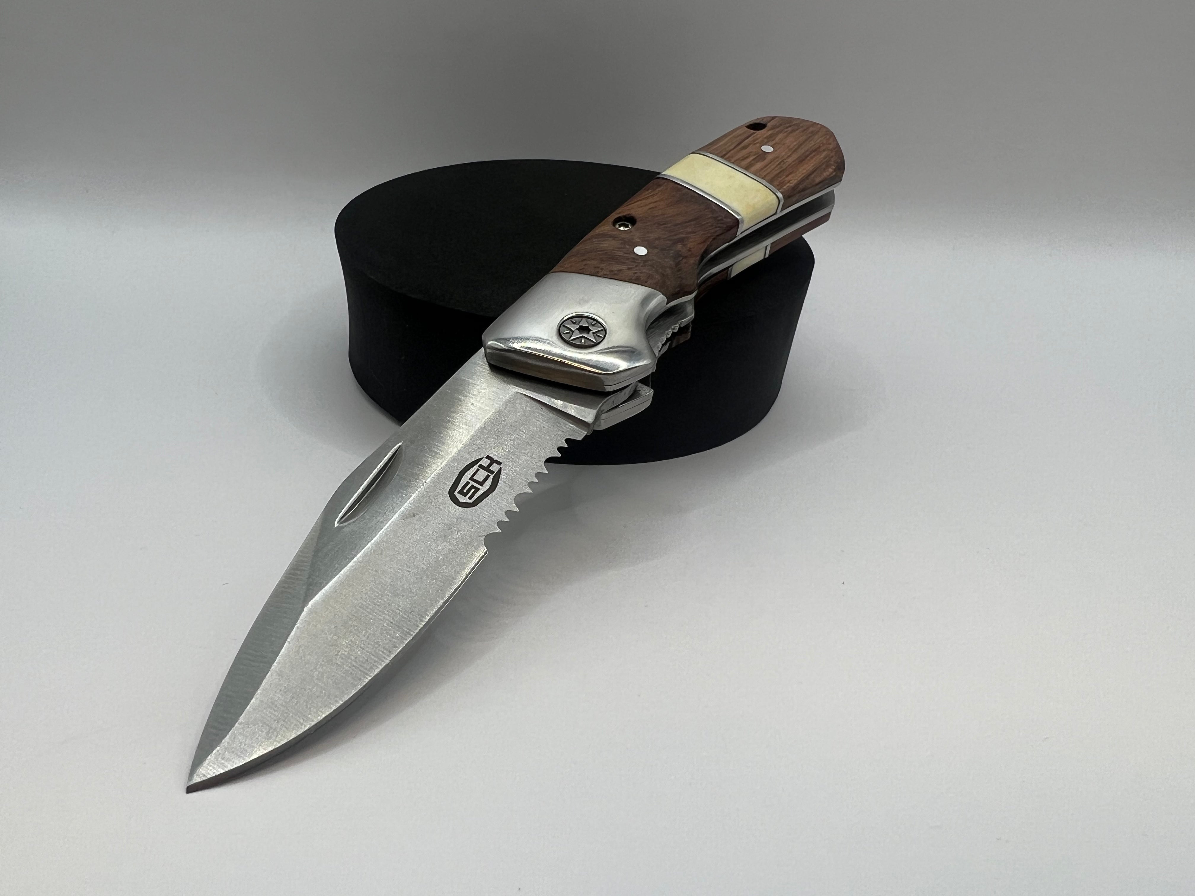 Klappbares Taschenmesser mit Holzgriff