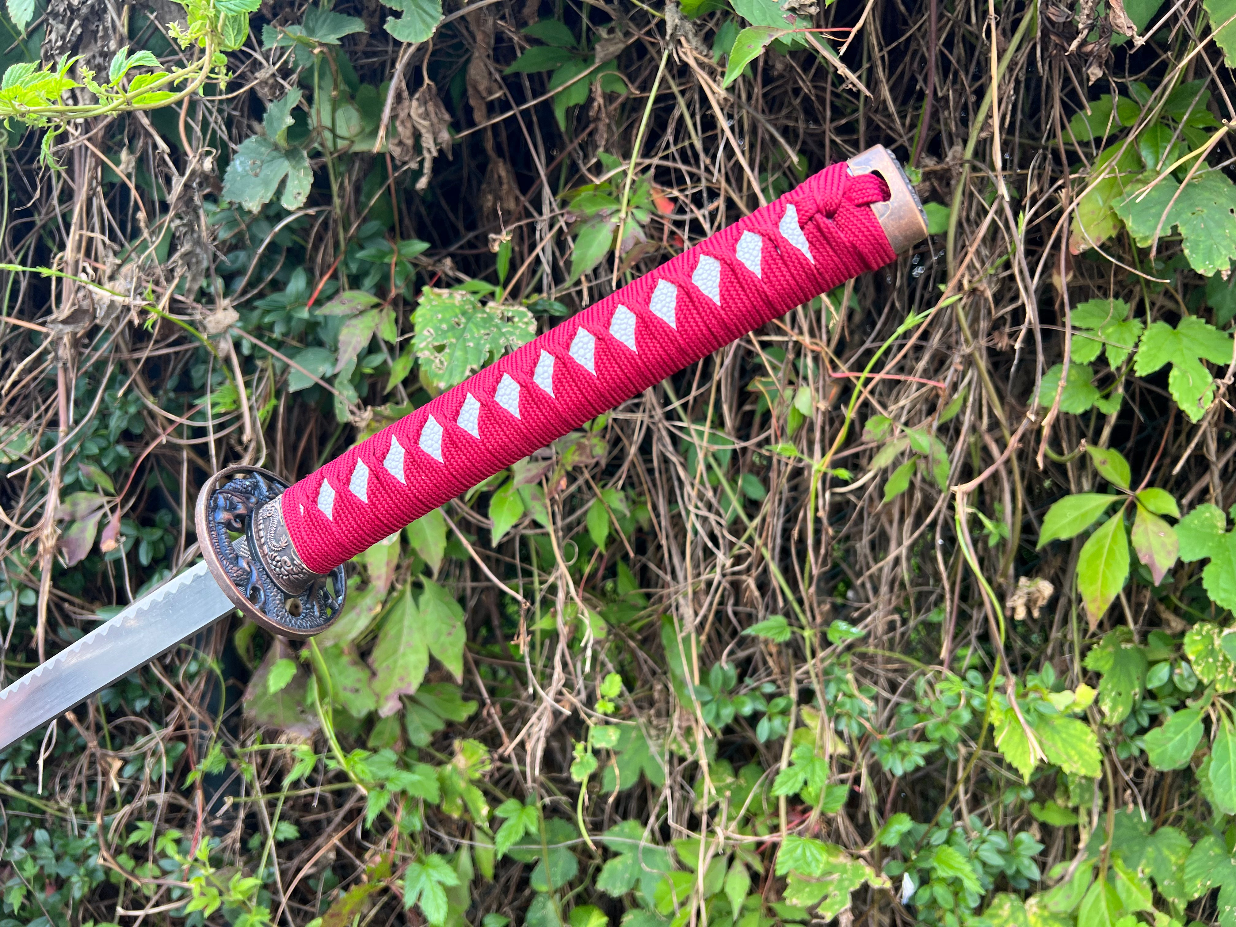 Rotes Katana mir Drachengravur