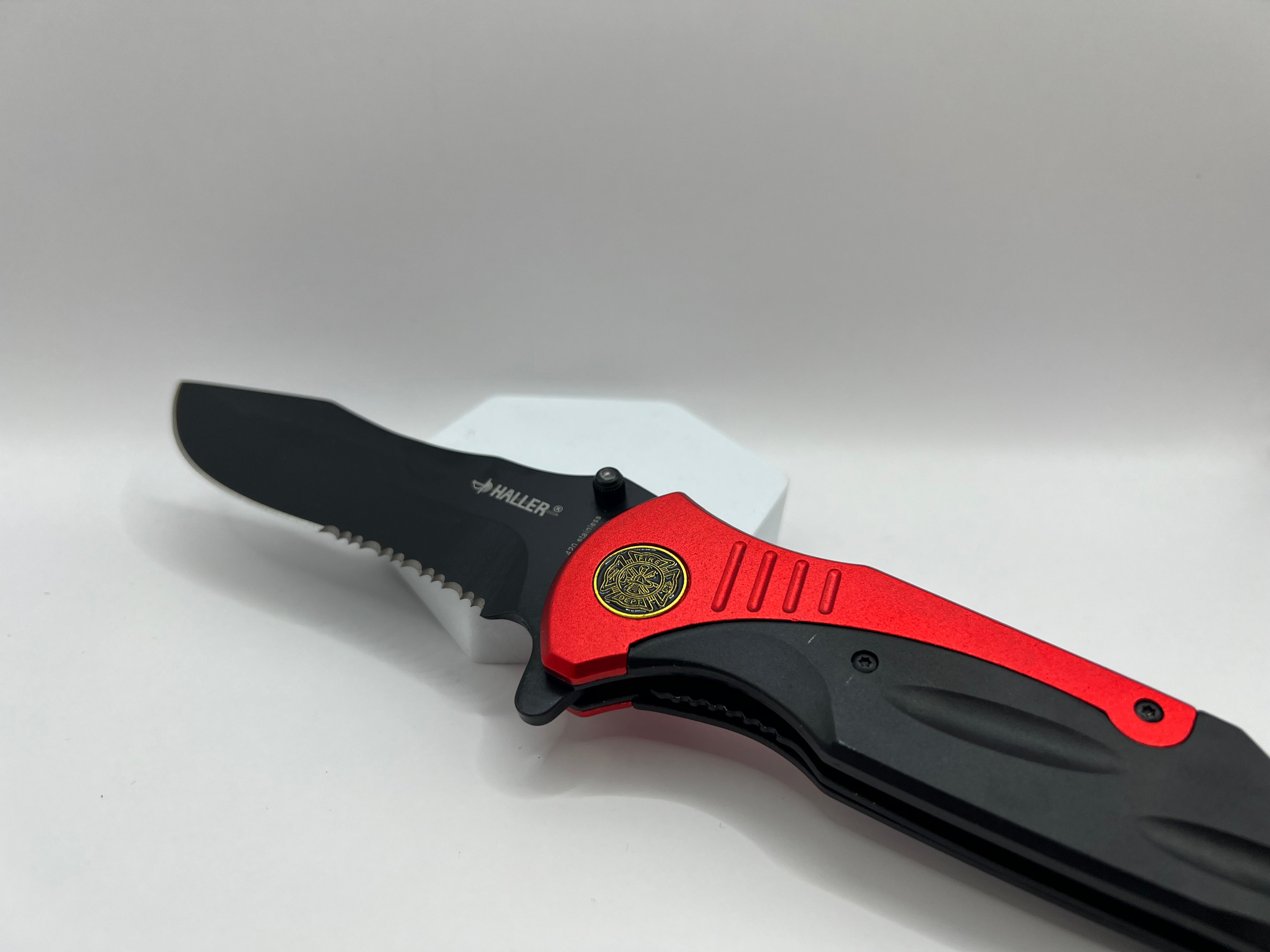 Vielseitiges Schwarz beschichtetes Taschenmesser mit Teilwellenschliff