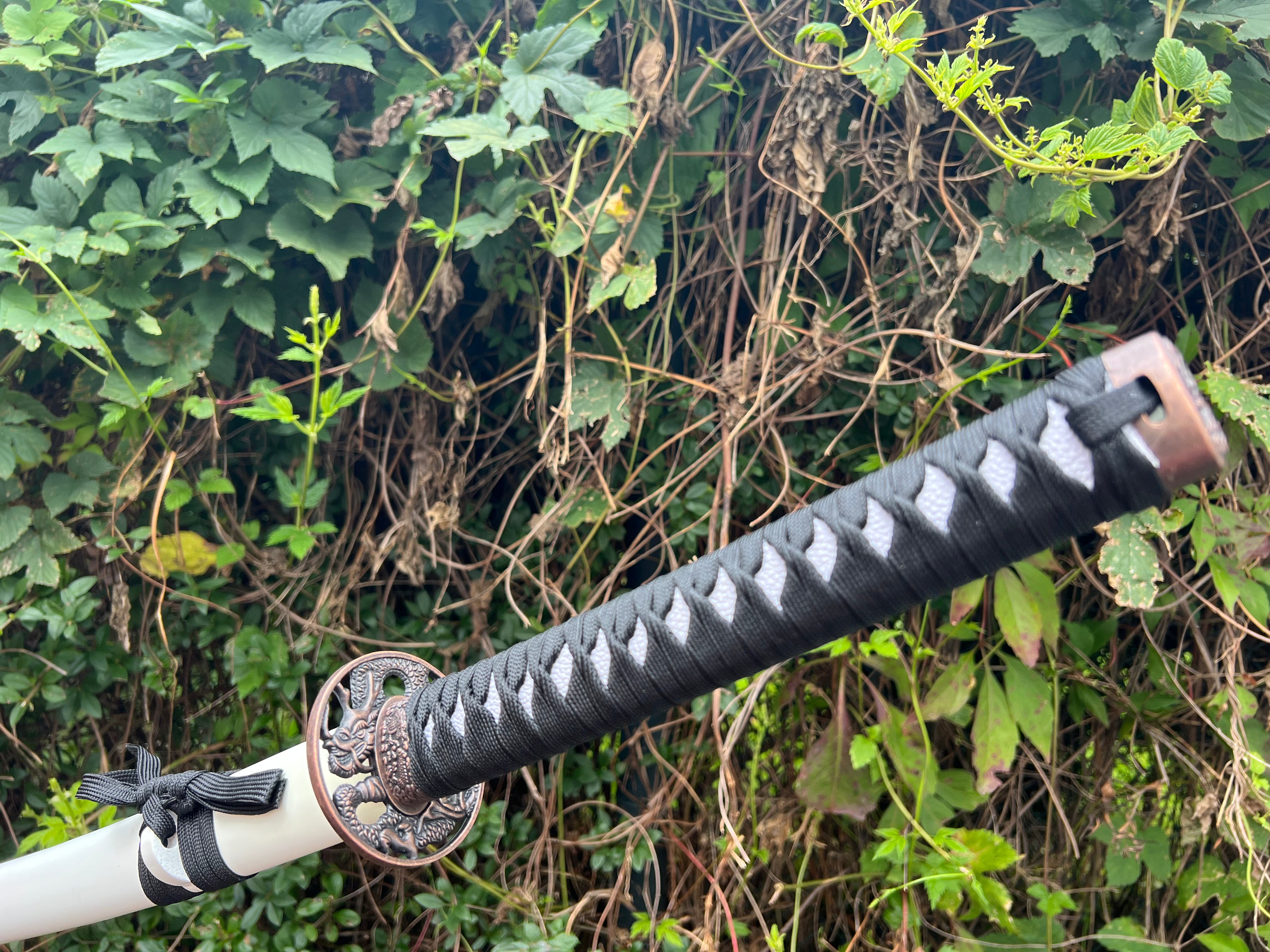 Weißes Katana mit Drachen Druck