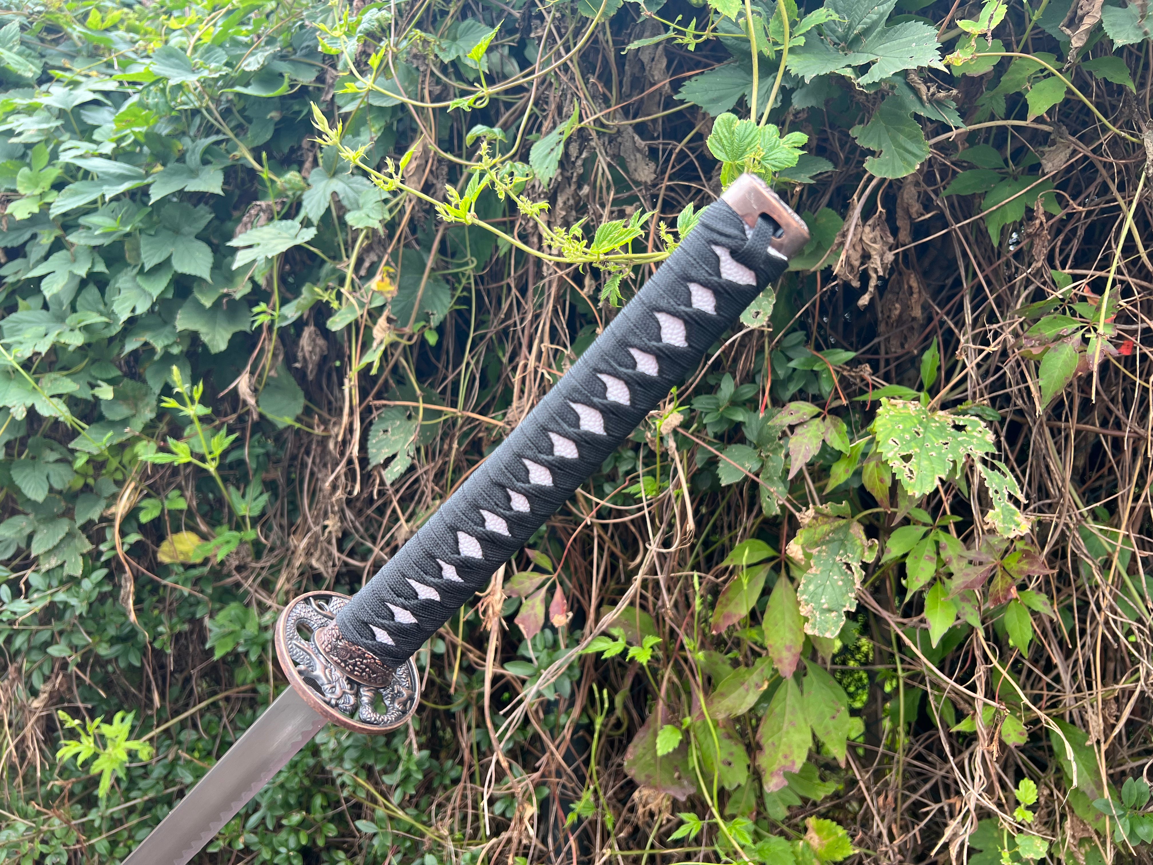 Weißes Katana mit Drachen Druck