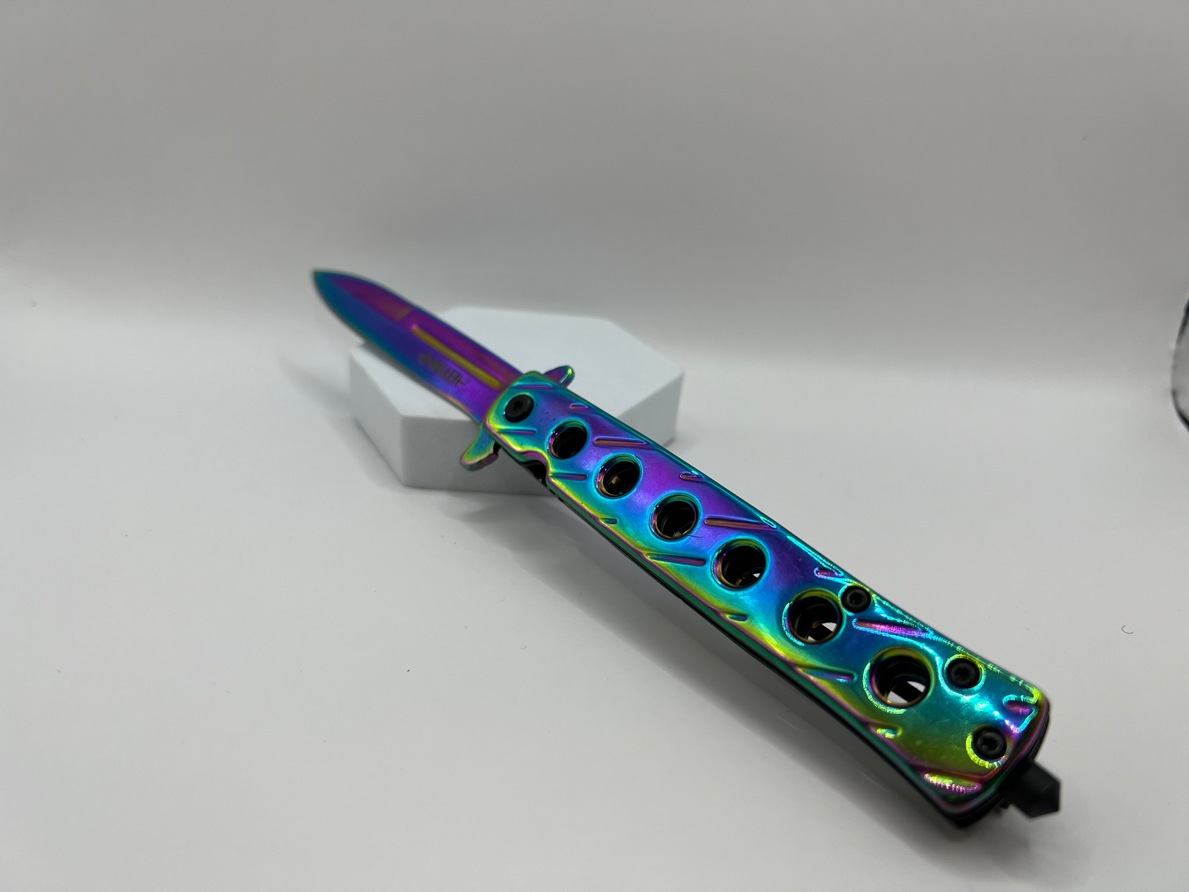 Stiletto Rainbow - Ein farbenfrohes Taschenmesser mit lebendiger Erscheinung