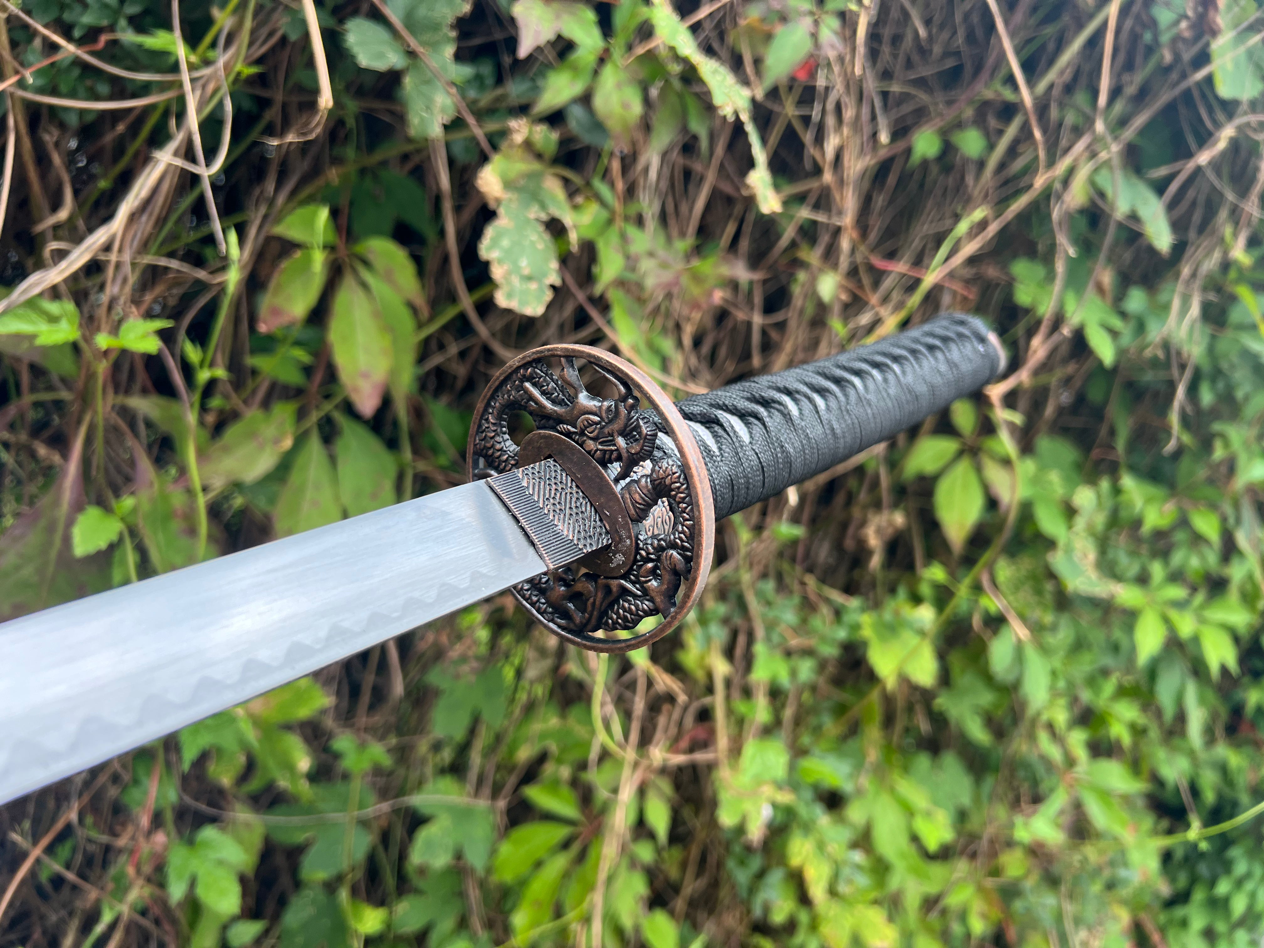 Weißes Katana mit Drachen Druck