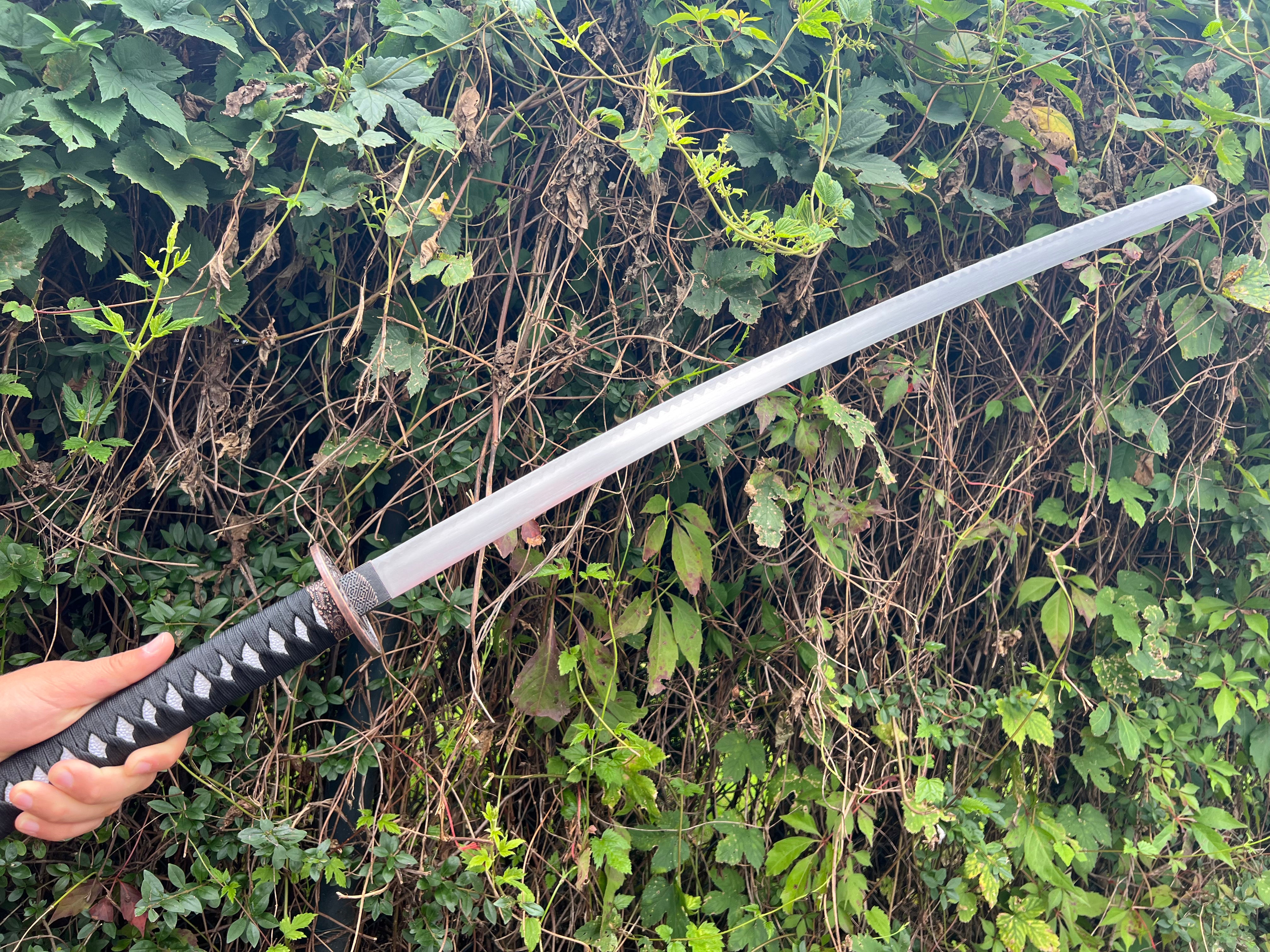 Weißes Katana mit Drachen Druck