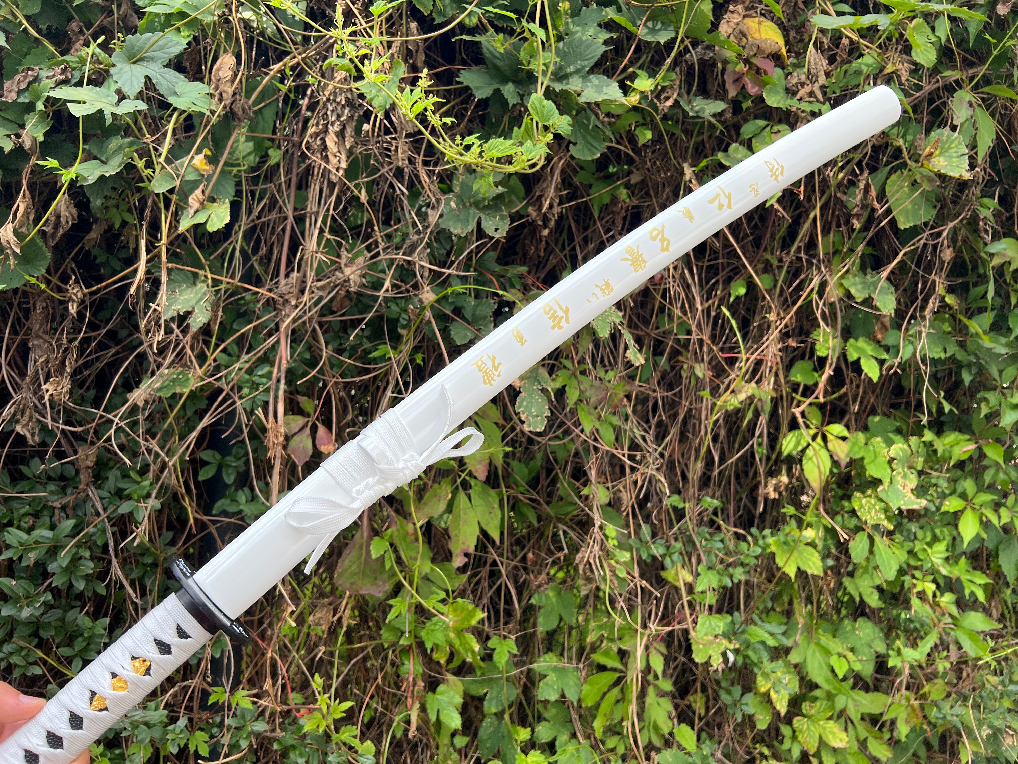 Katana mit Weißer Scheide - Eleganz und Stil in einem Schwert