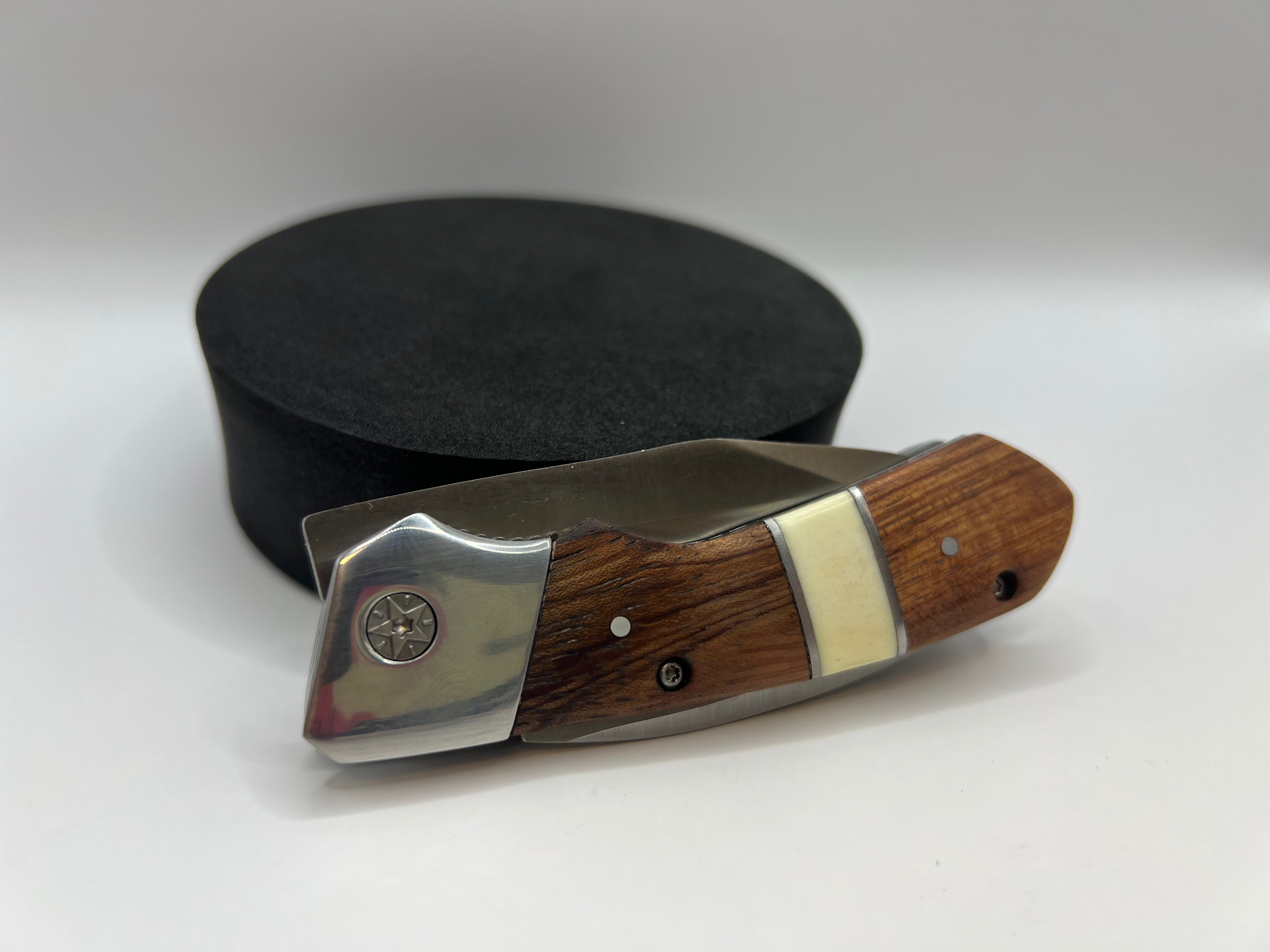 Klappbares Taschenmesser mit Holzgriff