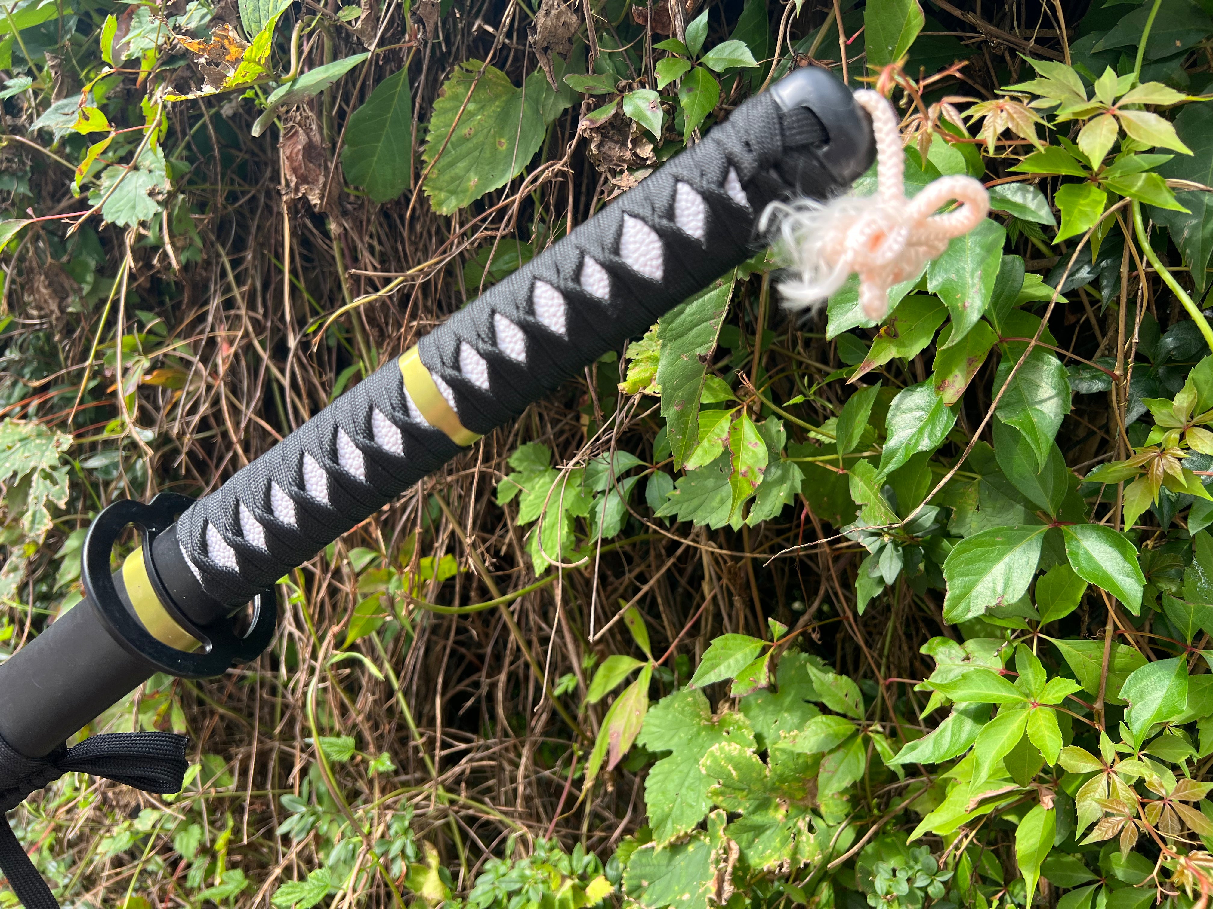 Dekorative Katana mit Carbonstahlklinge - Meisterwerk der Ästhetik