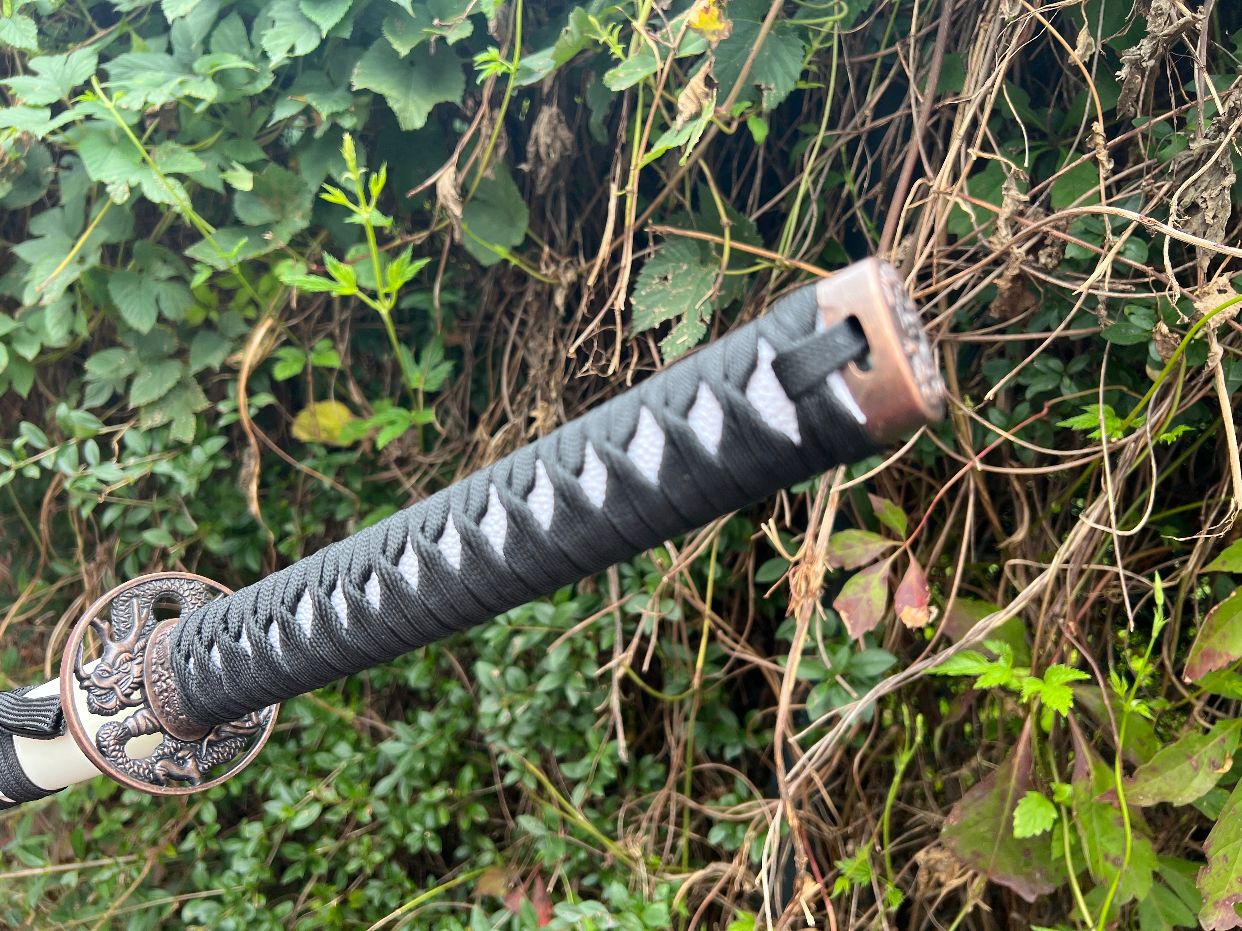 Weißes Katana mit Drachen Druck