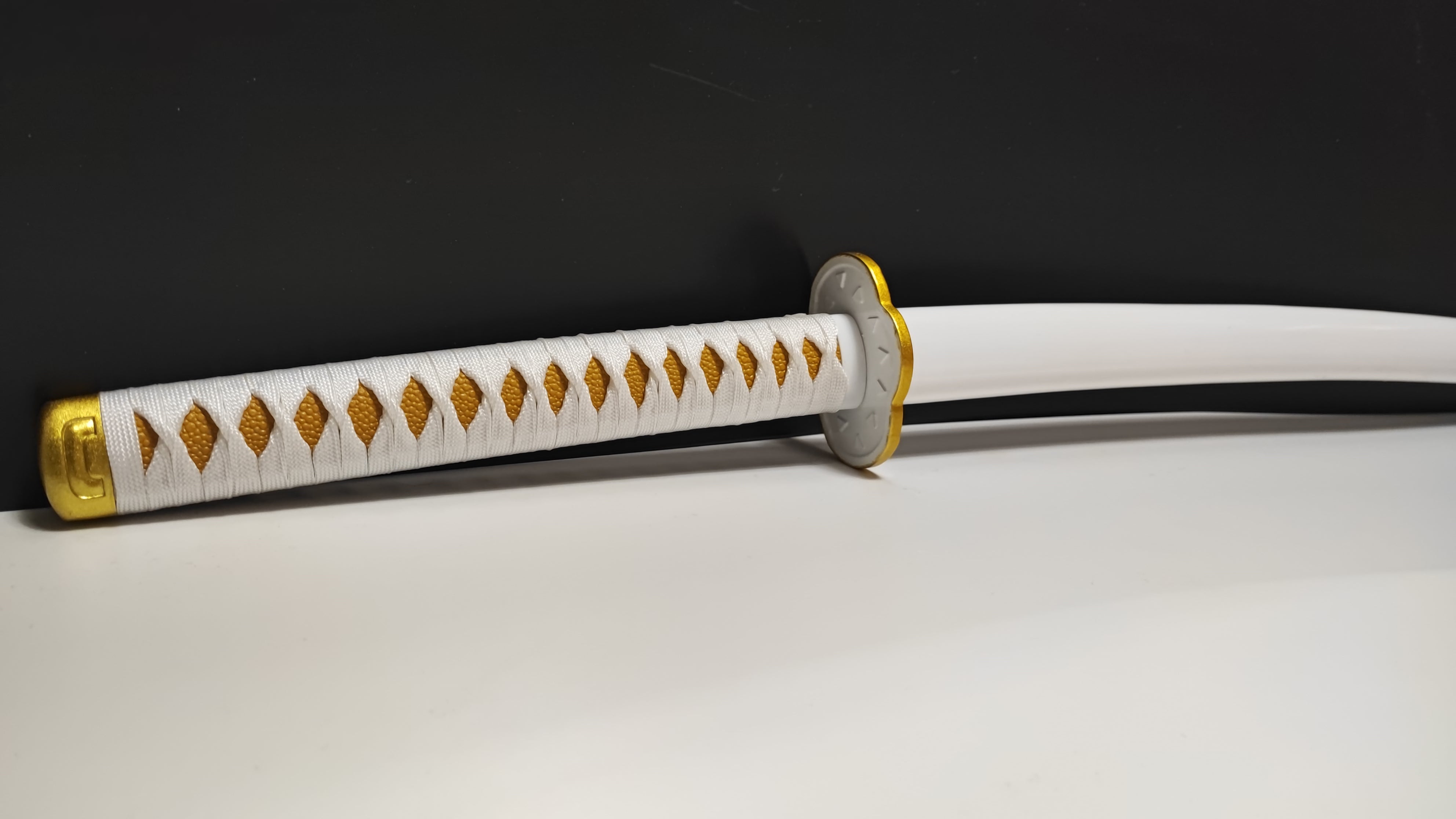 Das Katana der ängstlichen aber starken Nebenfigur Zenitsu welche die Donneratmung nutzt um die Dämonen zu besiegen. Zenitsu steht trotz seiner Angst Tanjiro zur Seite und erweist mehrmals sein können. Sein Schwert ist die traditionelle Waffe der Japaner, die Katana und ist ziemlich nützlich im Kampf gegen die Dämonen.