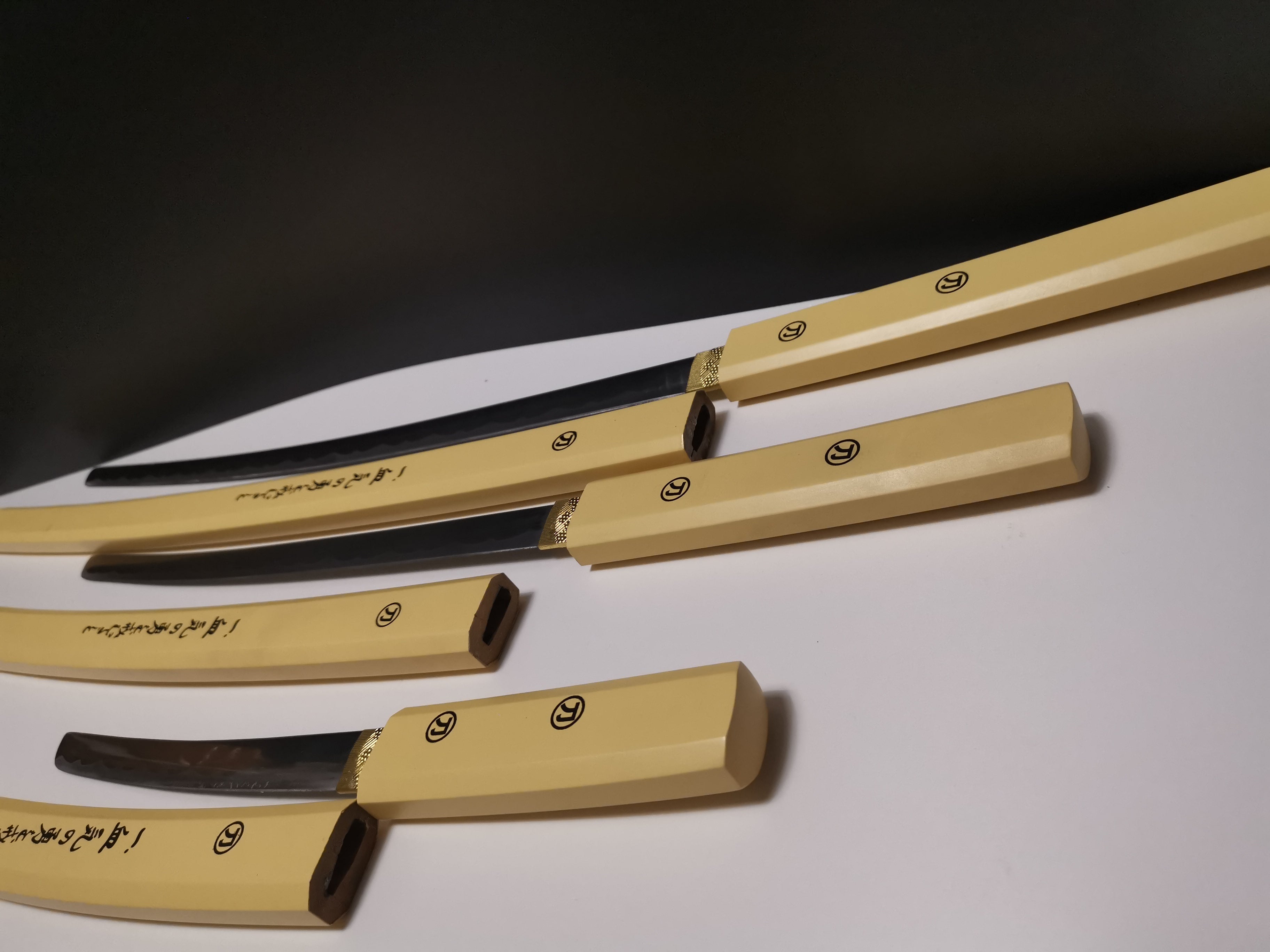 In dem Set sind 3 verschiedene Samurai Schwerter im Shirasaya Stil. Im set ist eine Katana, ein Wakizashi und ein Tanto enthalten. Zudem ist eine Holzhalterung mit im Lieferumfang. Als das tragen von Schwertern in Japan verboten wurde, wurden Shirasayas getragen, da diese auf den ersten Blick nicht als Schwert auffallen. Der Griff wurde nach traditioneller art aus Holz gefertigt und die Klinge hat einen sehr schönen Wellenschliff.