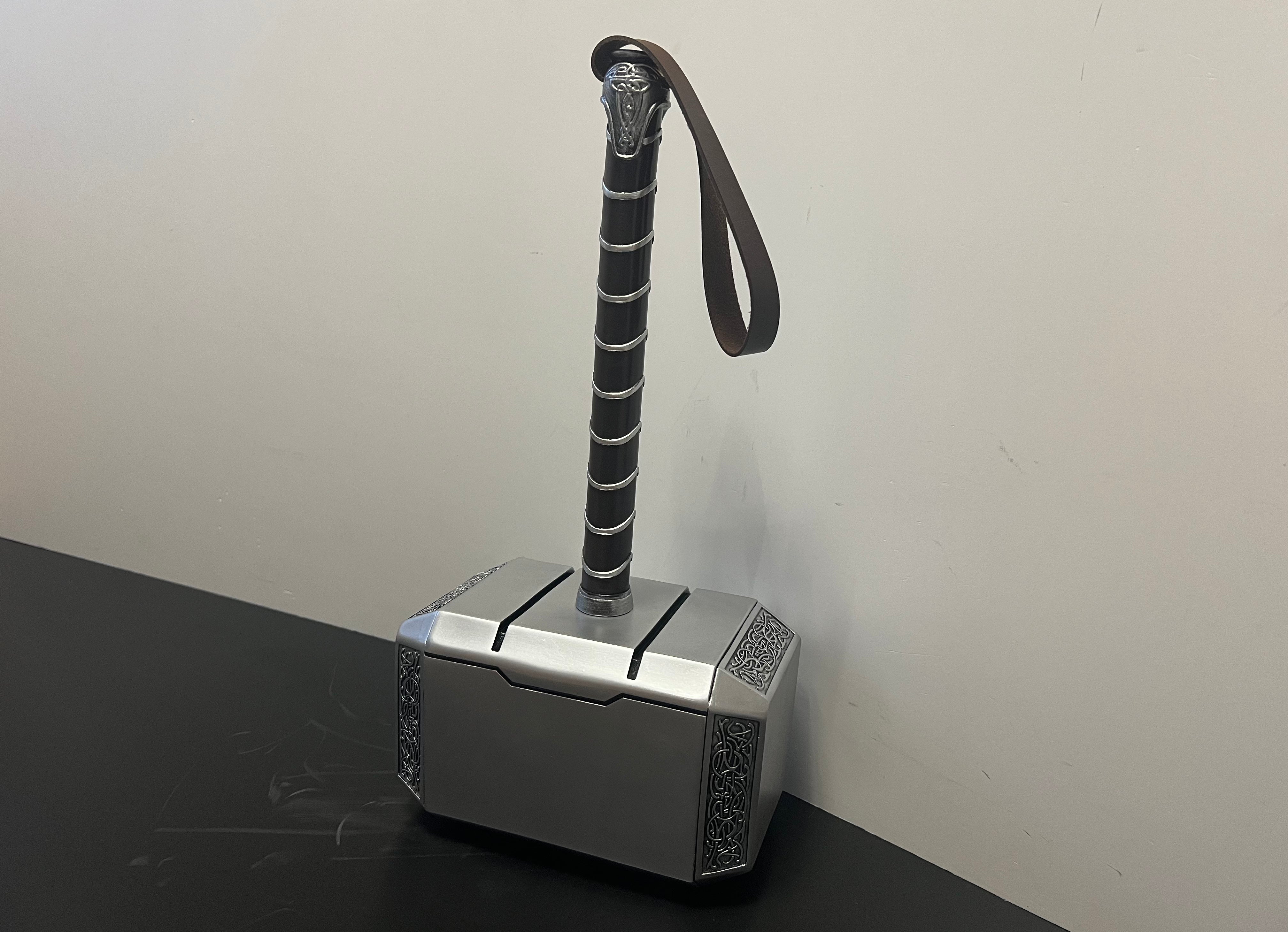 Der Hammer von Thor aus den Marvel Filmen. Thor ist als Gott des Donners bekannt und gehört zu den stärksten Krieger aus Asgard und ist zudem der Prinz von Asgard und der Sohn von Odin. Außerdem gehört Thor zu den Avengers