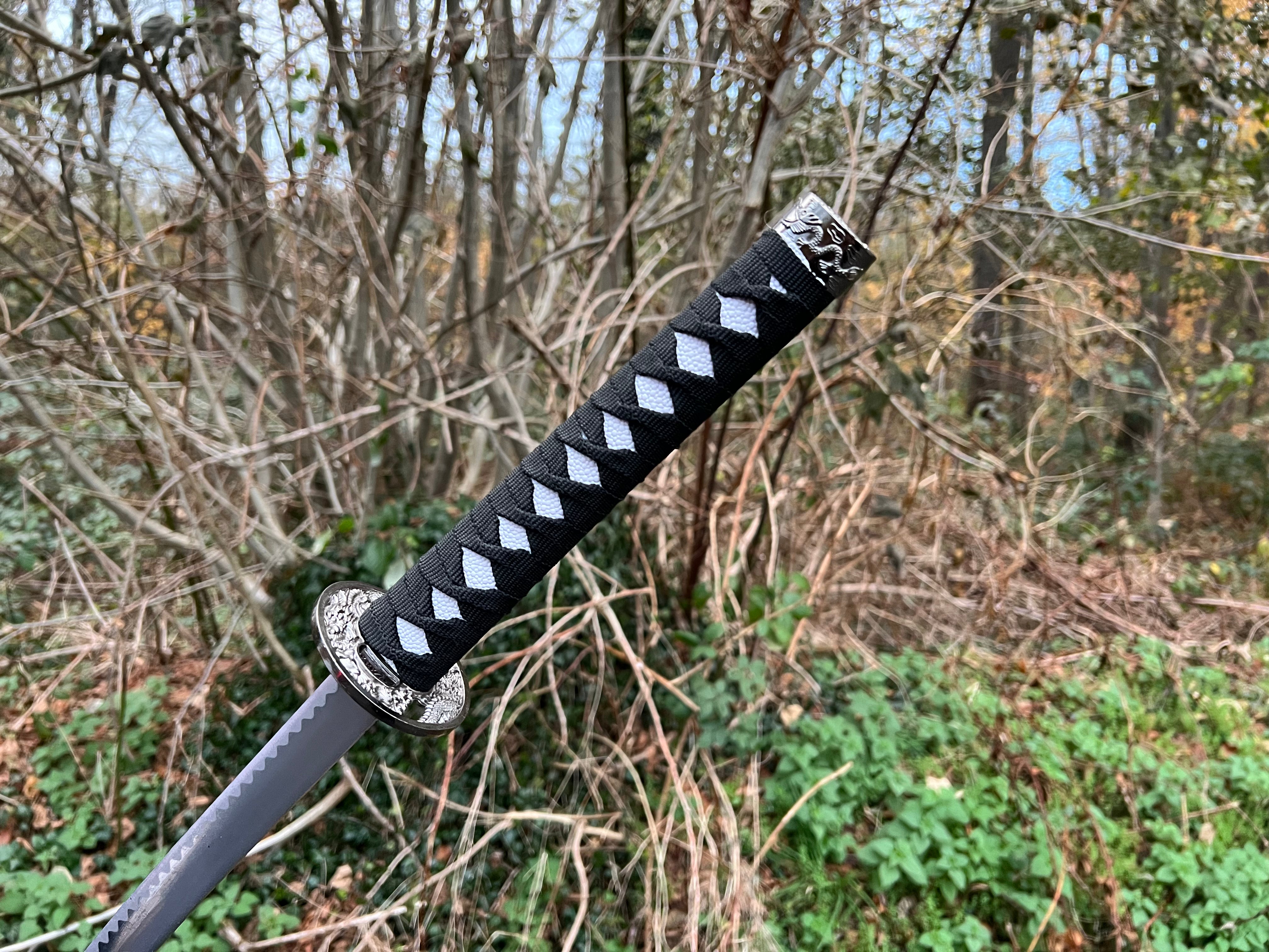 Katana in schwarz mit Drachenmuster