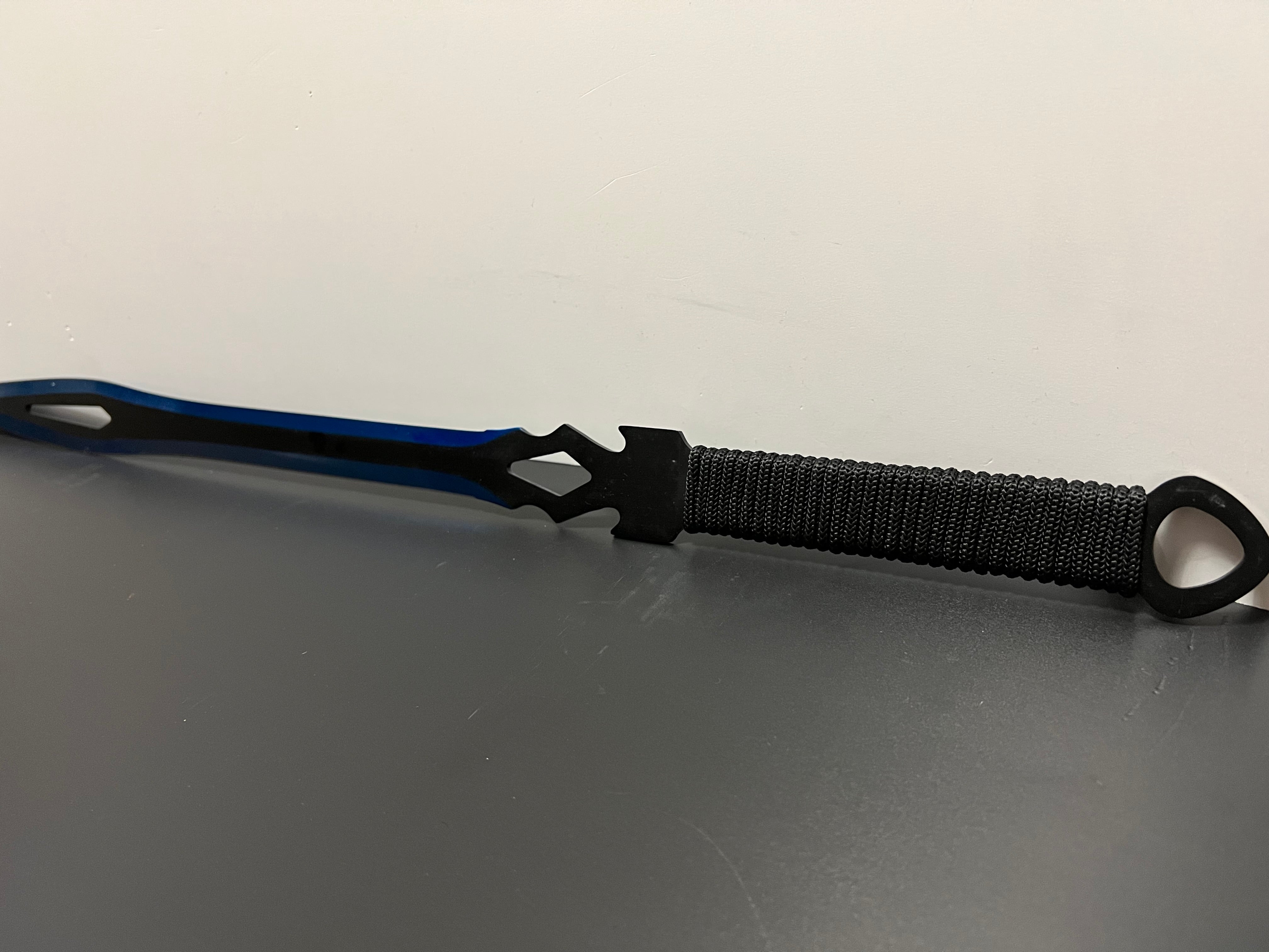 Blaues Rückenschwert mit 2 Wurfmessern