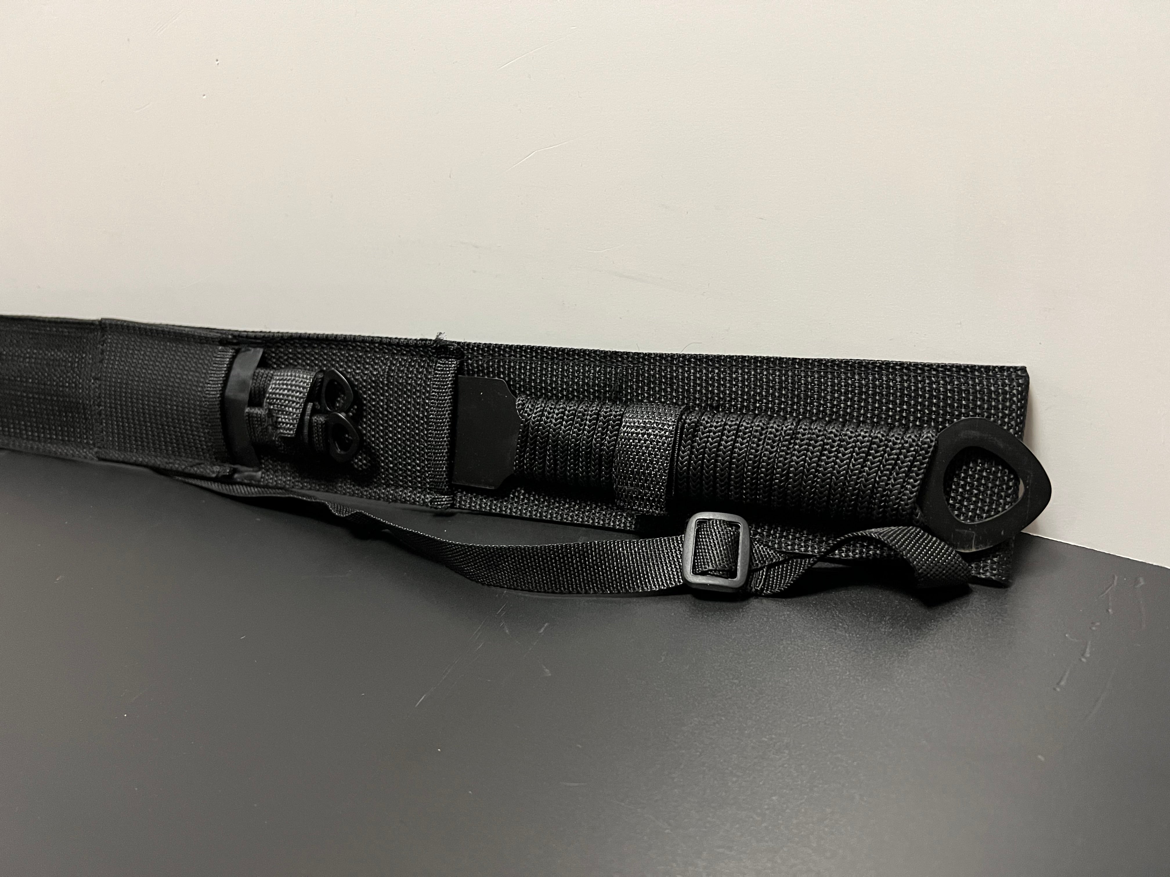 Blaues Rückenschwert mit 2 Wurfmessern