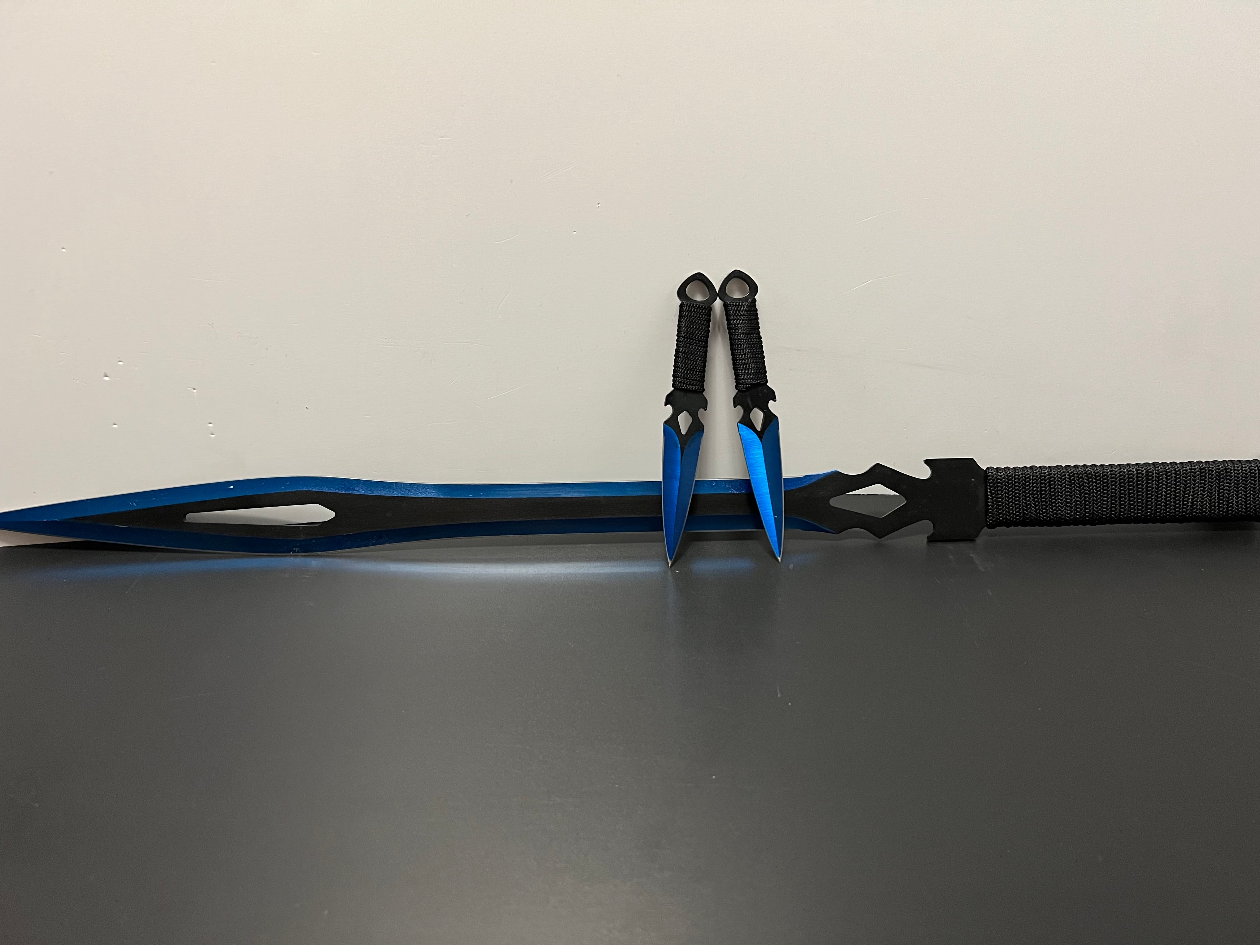 Blaues Rückenschwert mit 2 Wurfmessern