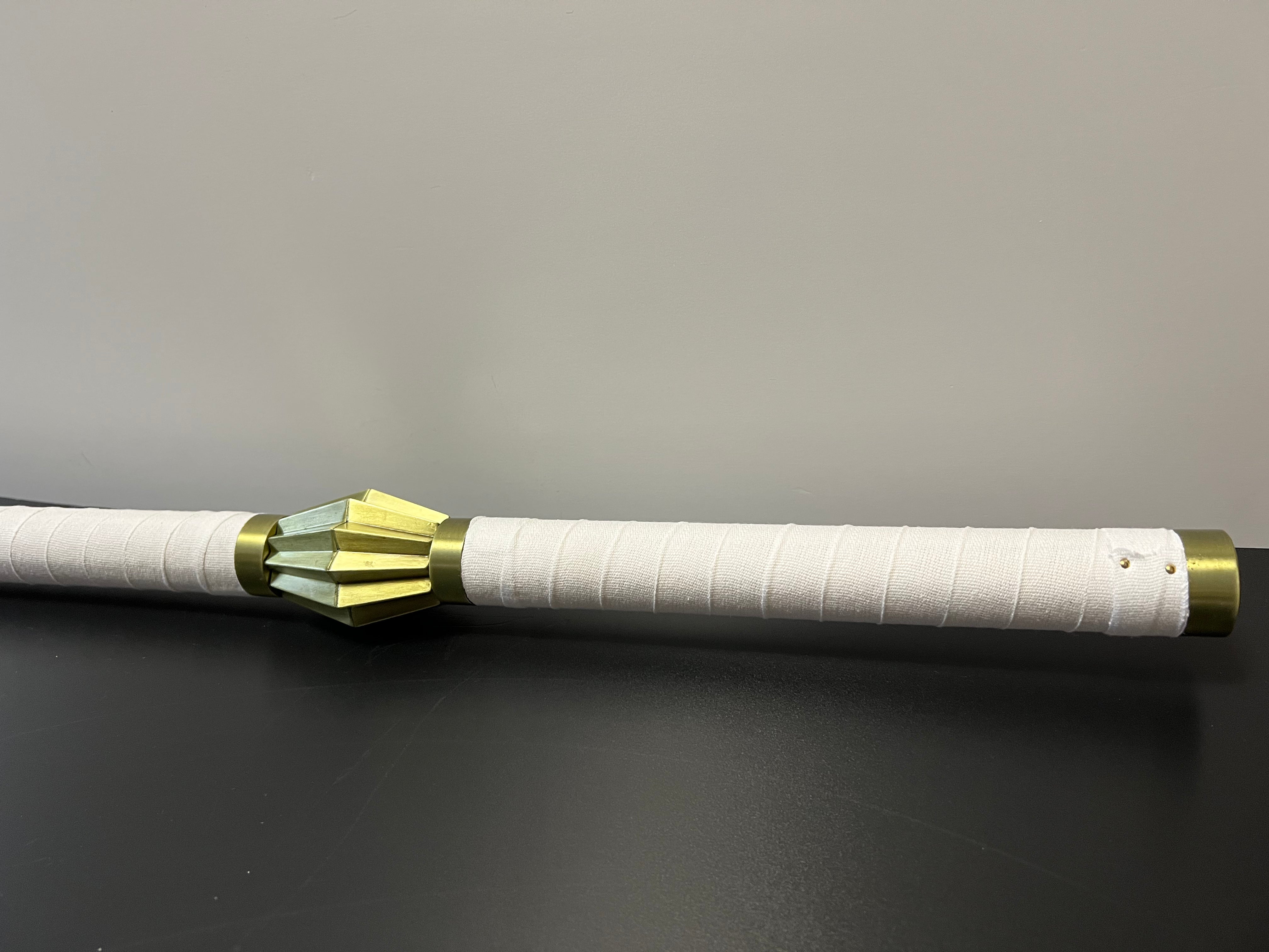 Das Katana von Kenpachi Zaraki aus Bleach in der nicht erweckten Form. Bleach ist ein Anime welcher davon Handelt Hollows zu vertreiben. Dies wird von sogenannten Shinigamis mithilfe von ihren Schwertern vollzogen. Kenpachi behauptet sich mehrere male auf dem Schlachtfeld und sehnt sich nach einem Gleichgewicht.
