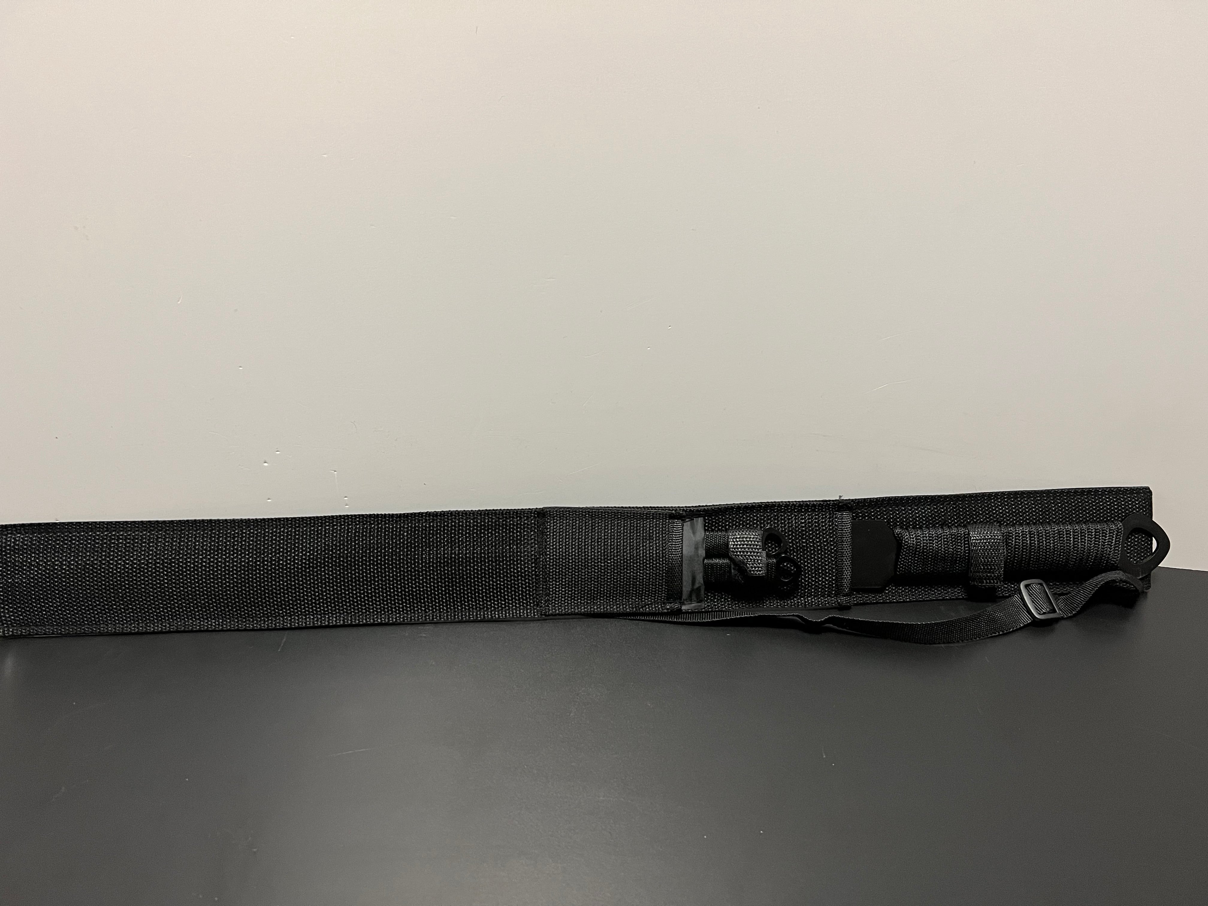 Blaues Rückenschwert mit 2 Wurfmessern