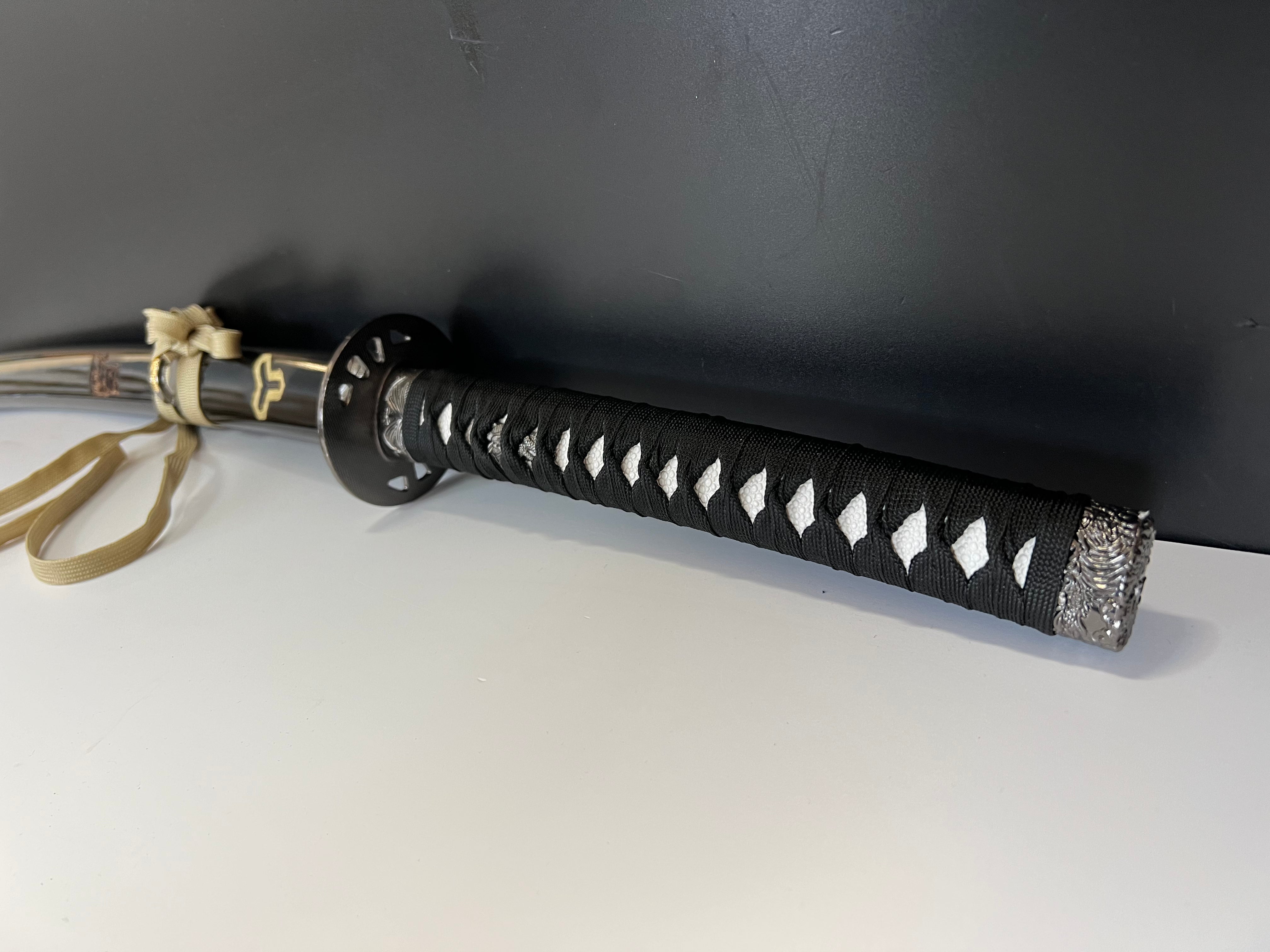 Das Schwert der braut aus dem Kultfilm Kill Bill. Das Schwert wurde im Film Kill Bill von dem Legendären Schwert Schmied Hattori Hanzo in Japan geschmiedet. Hattori Hanzo hatte sich zuvor geschworen keine Schwerter mehr zu schmieden, jedoch änderte sich dies, nachdem er erfahren hatte, was sein Schüler der Braut angetan hat. Er hat sie nicht nur fast getötet, sondern ihr Kind entführt und dafür gesorgt, dass sie lange im Koma lag.