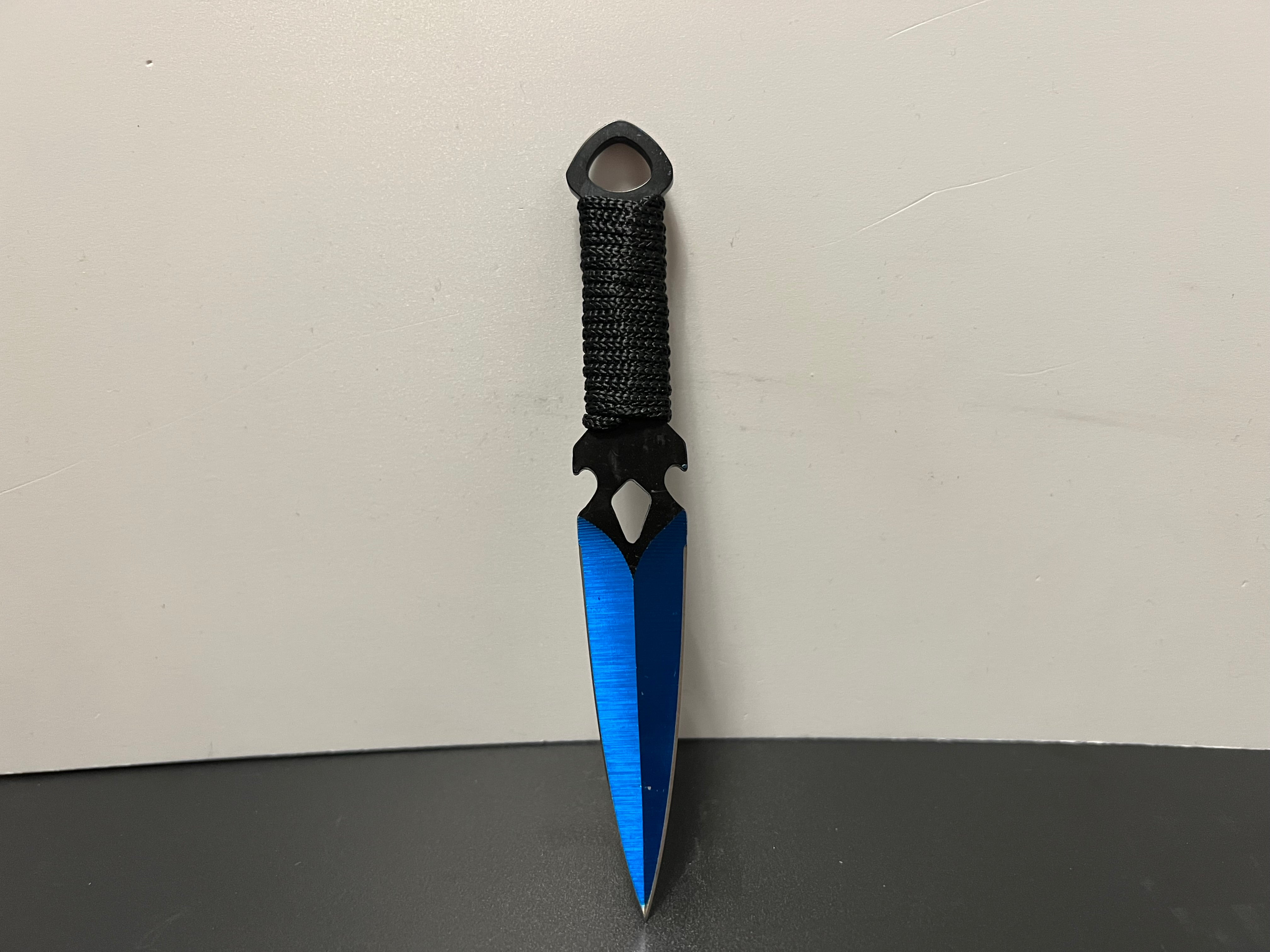 Blaues Rückenschwert mit 2 Wurfmessern