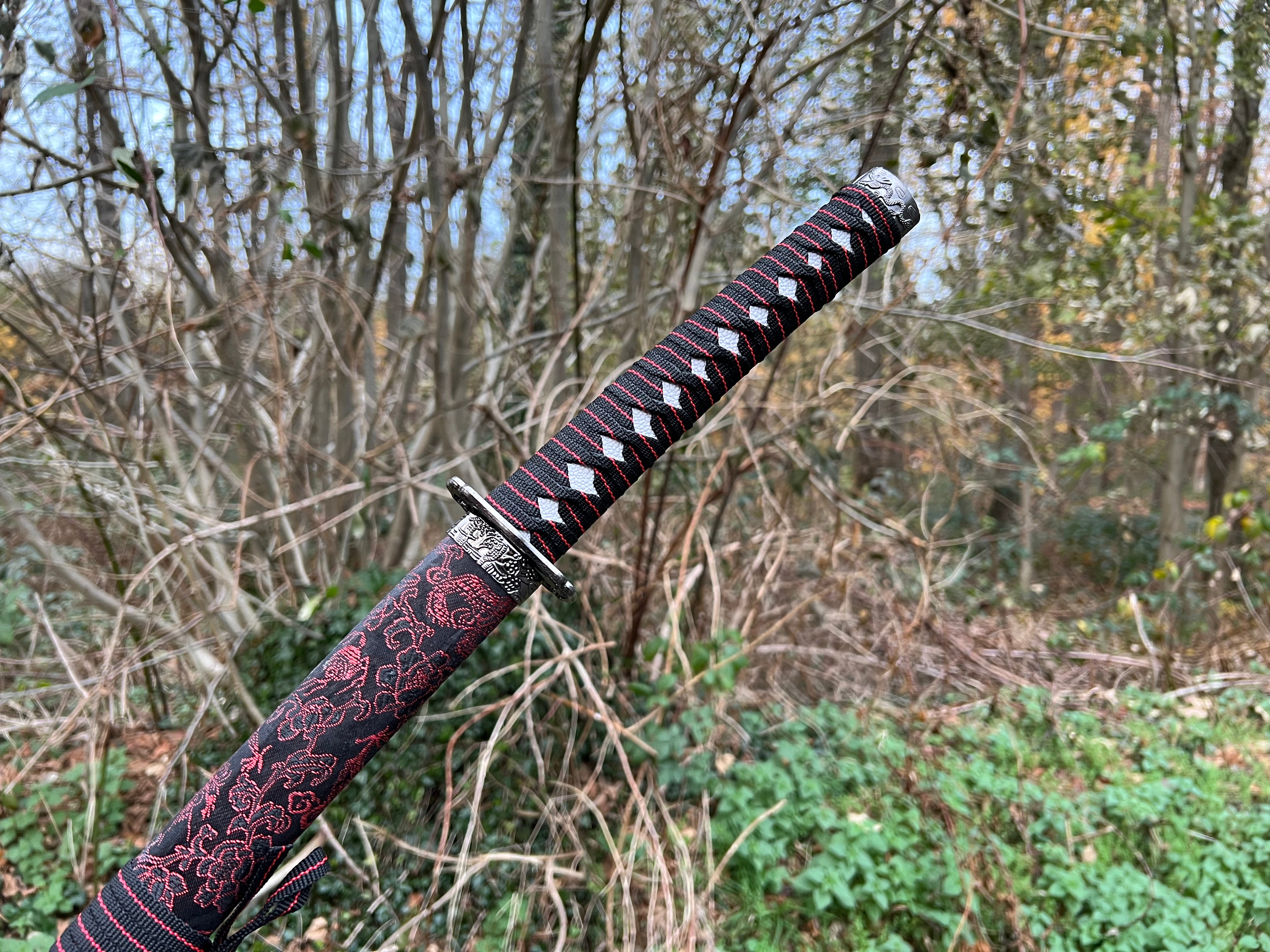 Deko Katana mit roter Ummantlung
