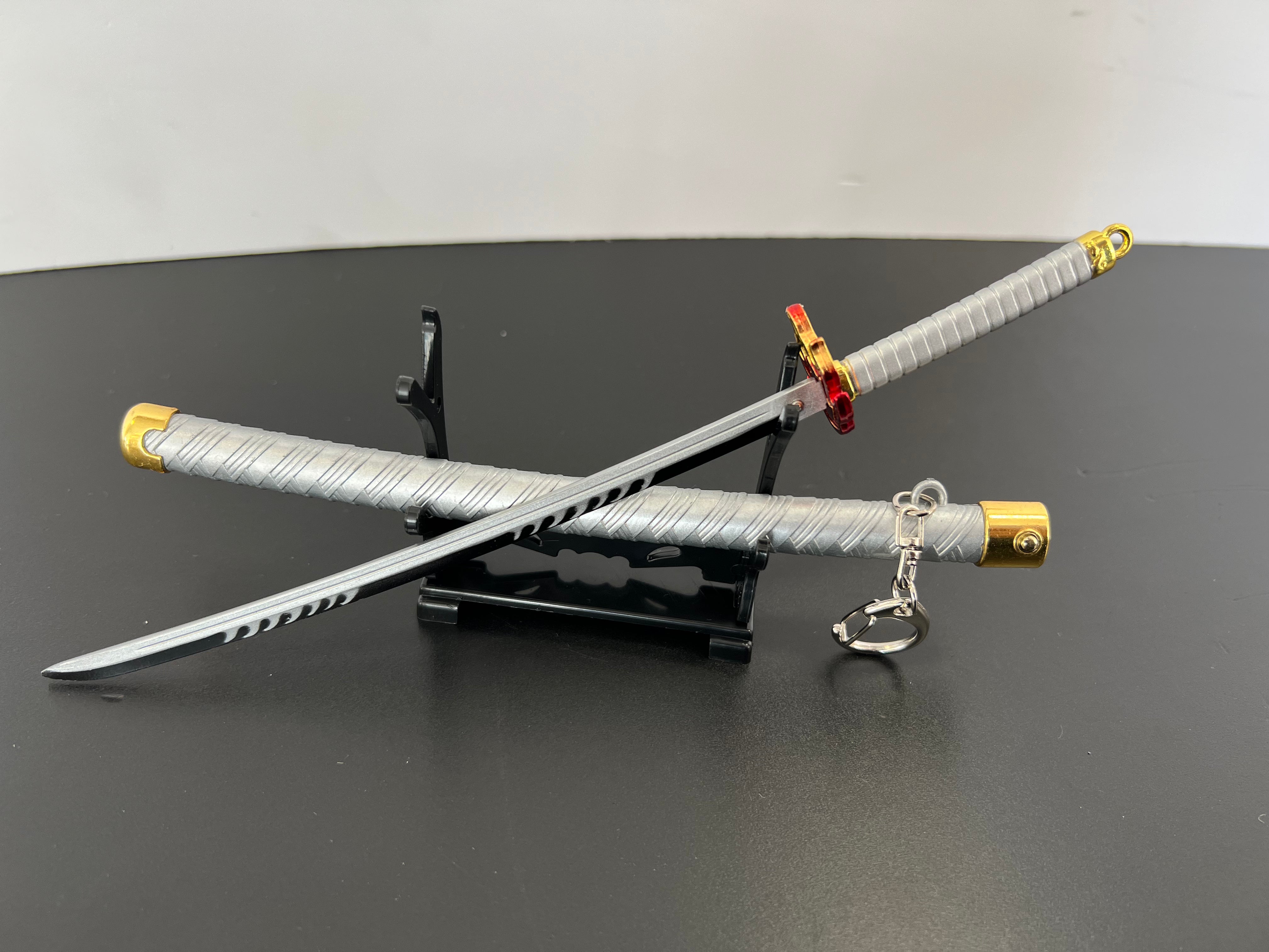 Das Katana von Rengoku aus Demon Slayer als Mini Katana. Das Katana von Rengoku wurde schon in vielen Schlachten verwendet. Die Katanas der Dämonen Jäger werden in einem Speziellen verfahren hergestellt um damit Dämonen Töten zu können. Rengoku ist die Feuersäule der Dämonen Jäger und gehört somit zu den Stärksten dieser Truppe