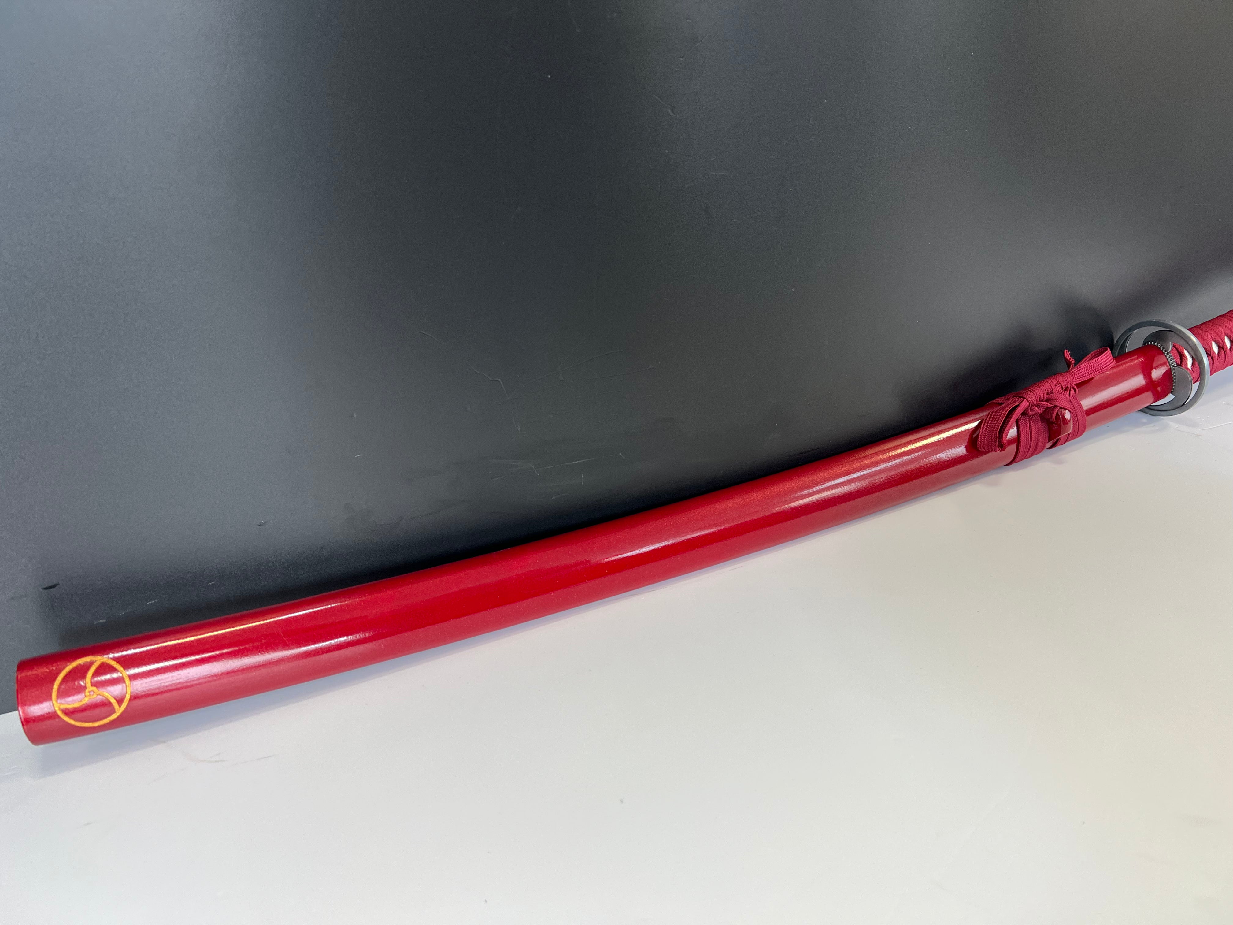 Katana in rot mit dem Himmelssiegel (Tomoe)
