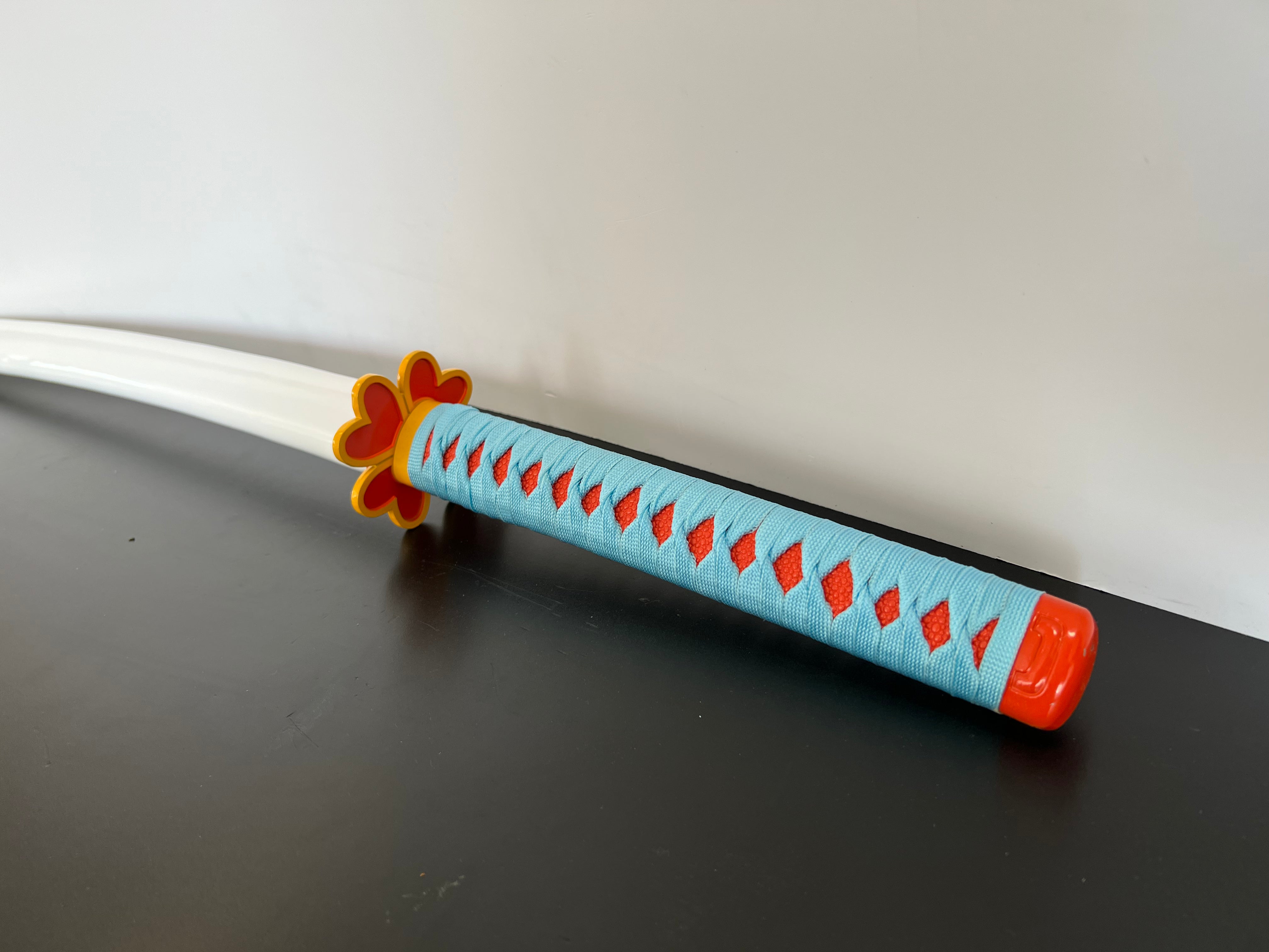 Das Schwert der Liebeshashira Mitsuri kanroji. Mitsuri Kanroji ist einer der Säulen des Dämonentöterkorps und gehört somit zu den stärksten Gegnern der Dämonen. Mitsuri verwendet die Liebesatmung und ein Katana im Kampf gegen die Dämonen.