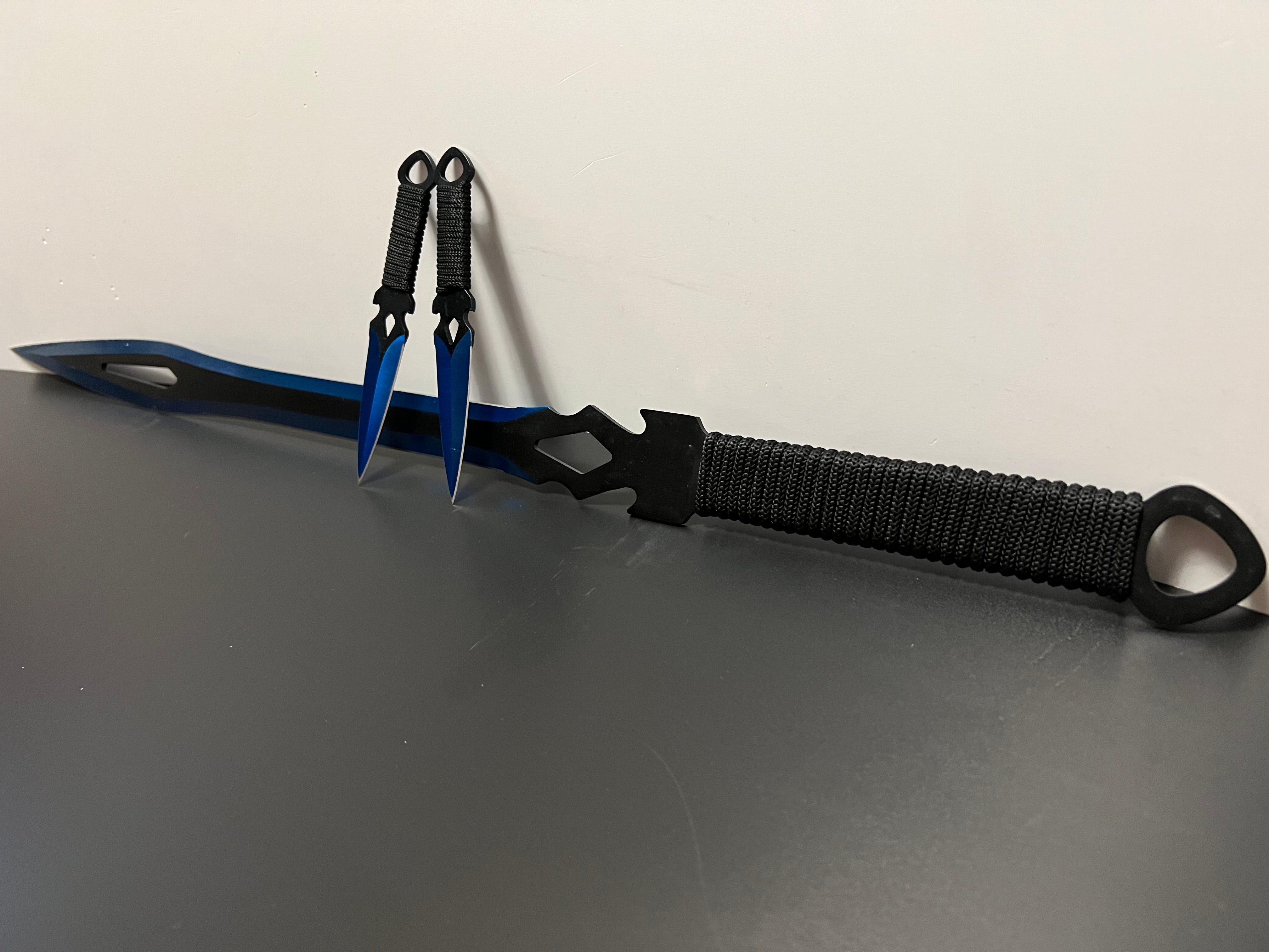 Blaues Rückenschwert mit 2 Wurfmessern