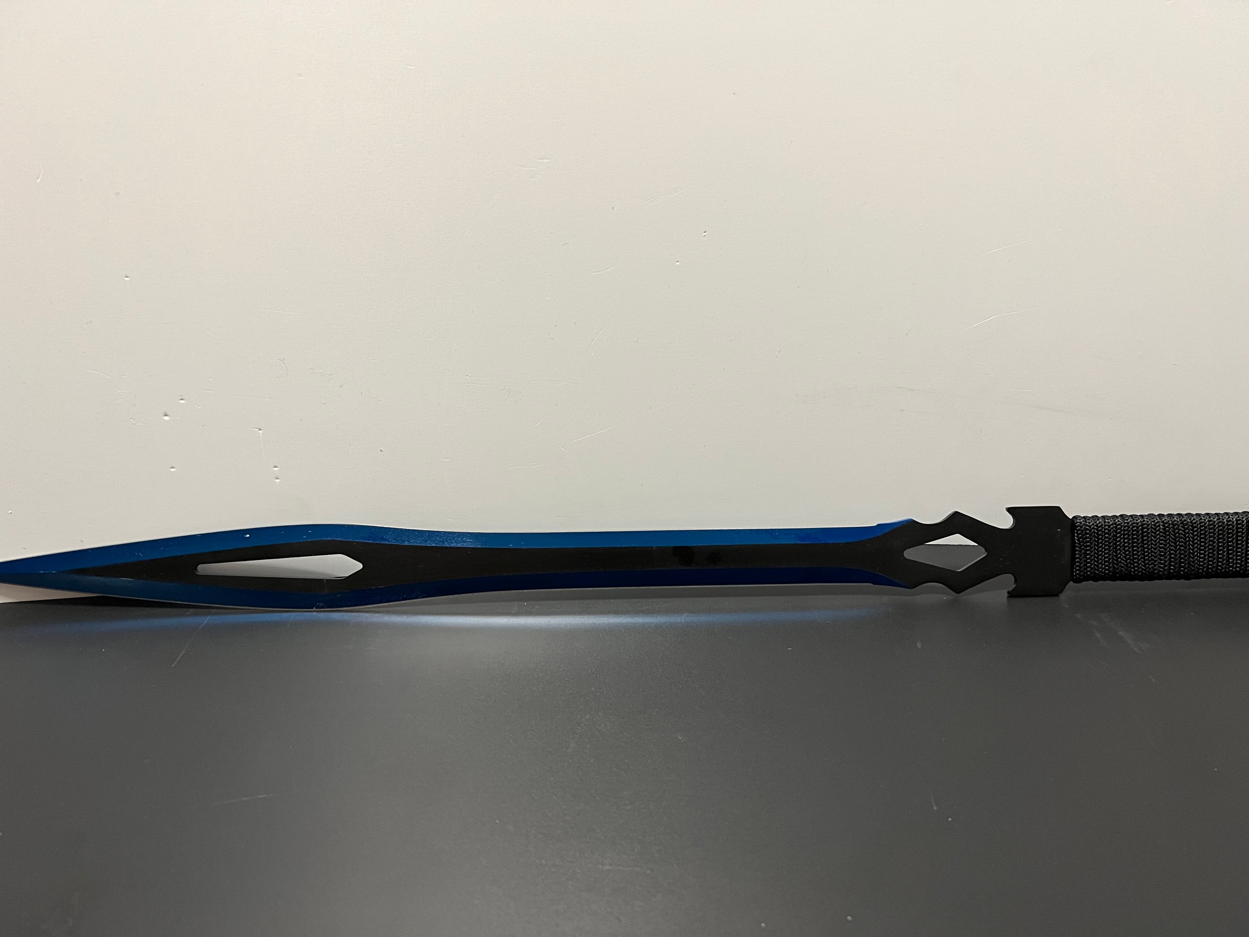 Blaues Rückenschwert mit 2 Wurfmessern