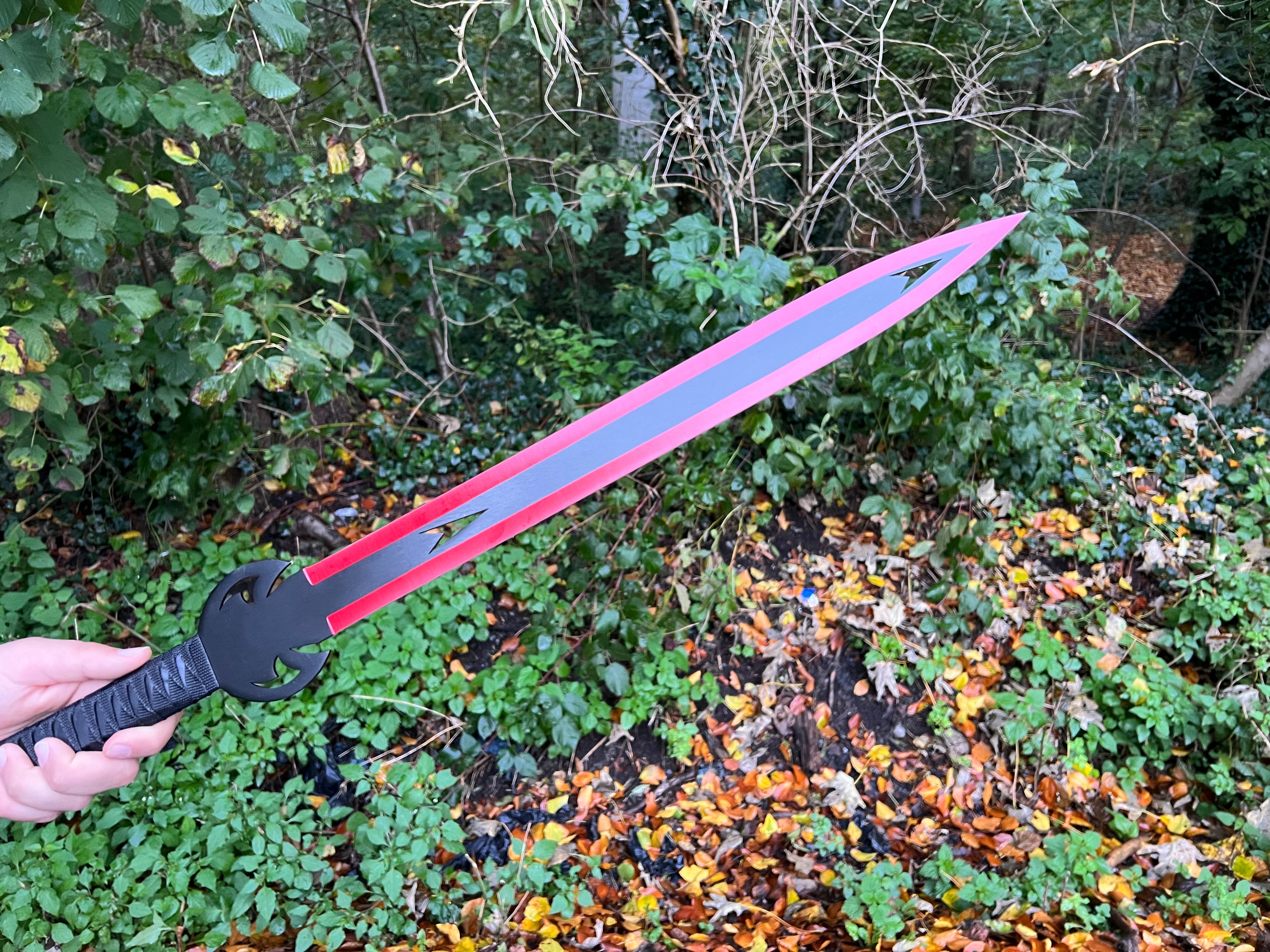 Rückenschwert "Crimson Blade" – Rot umwickelt mit Blau/Schwarz beschichteter Klinge – Inkl. Nylonscheide mit Tragegurt
