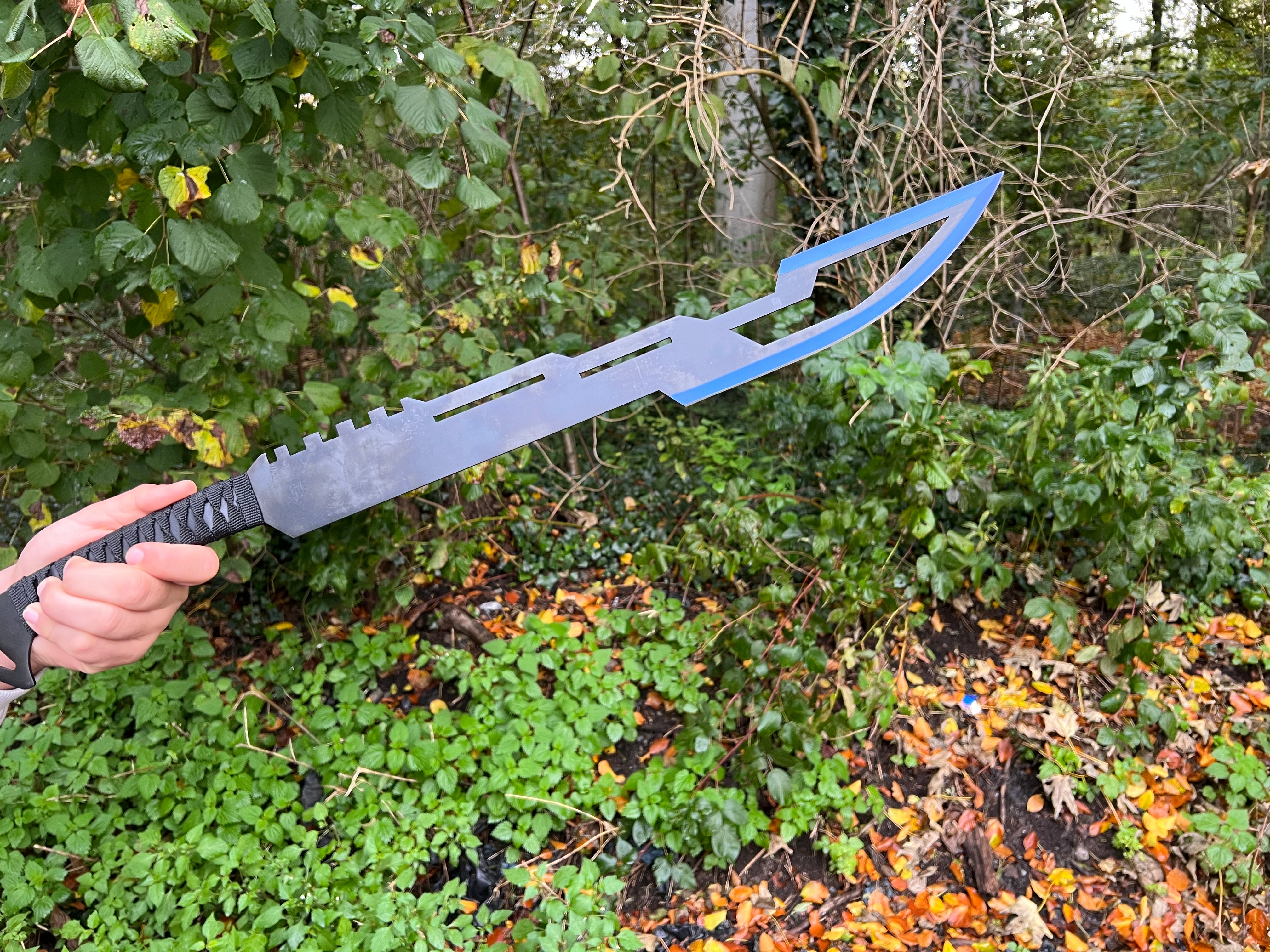 Kampfschwert "Azure Blade" – Traditionelles Rückenschwert mit Blau-Schwarz Beschichtung und Rückentragegurt