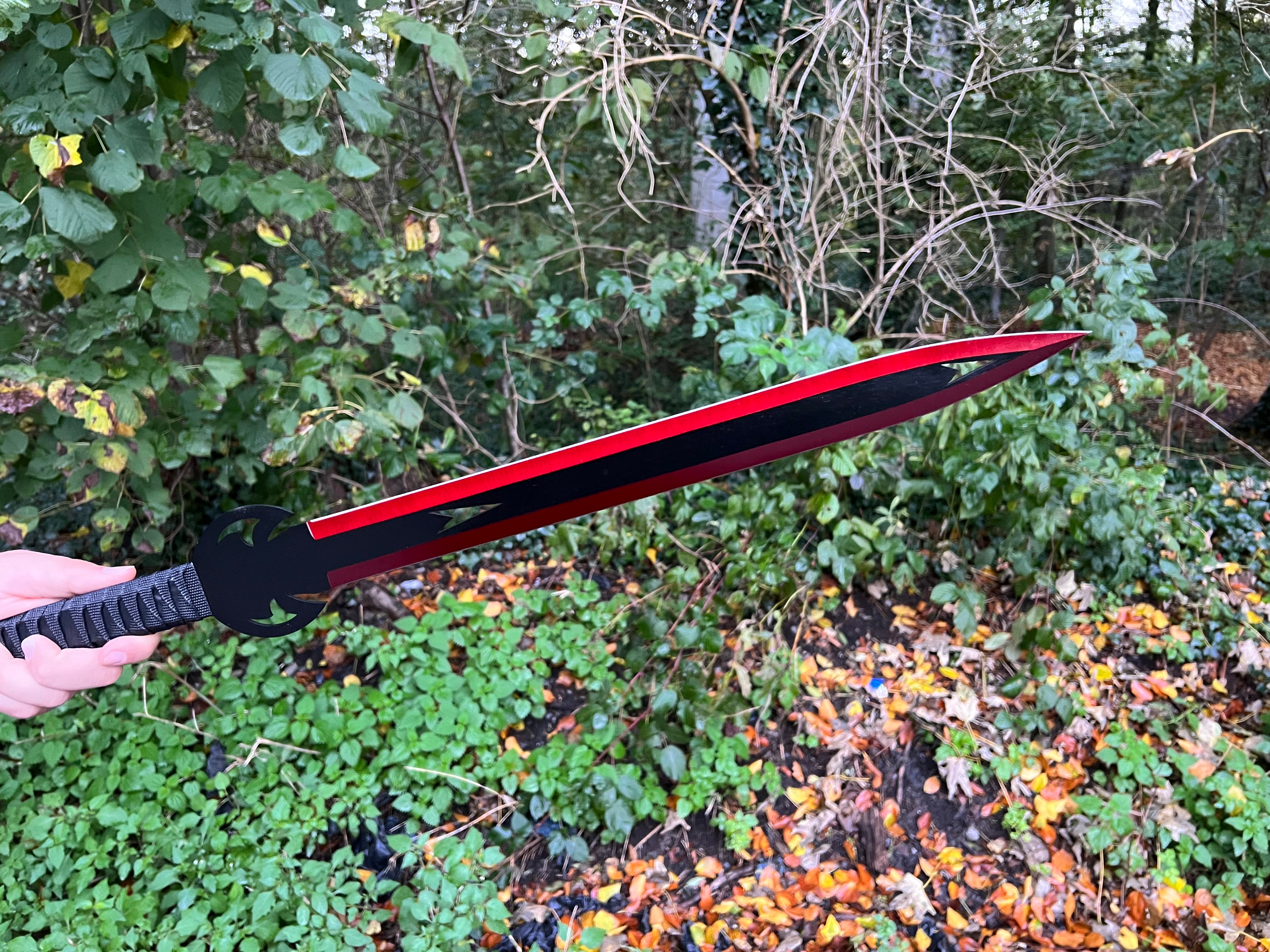 Rückenschwert "Crimson Blade" – Rot umwickelt mit Blau/Schwarz beschichteter Klinge – Inkl. Nylonscheide mit Tragegurt