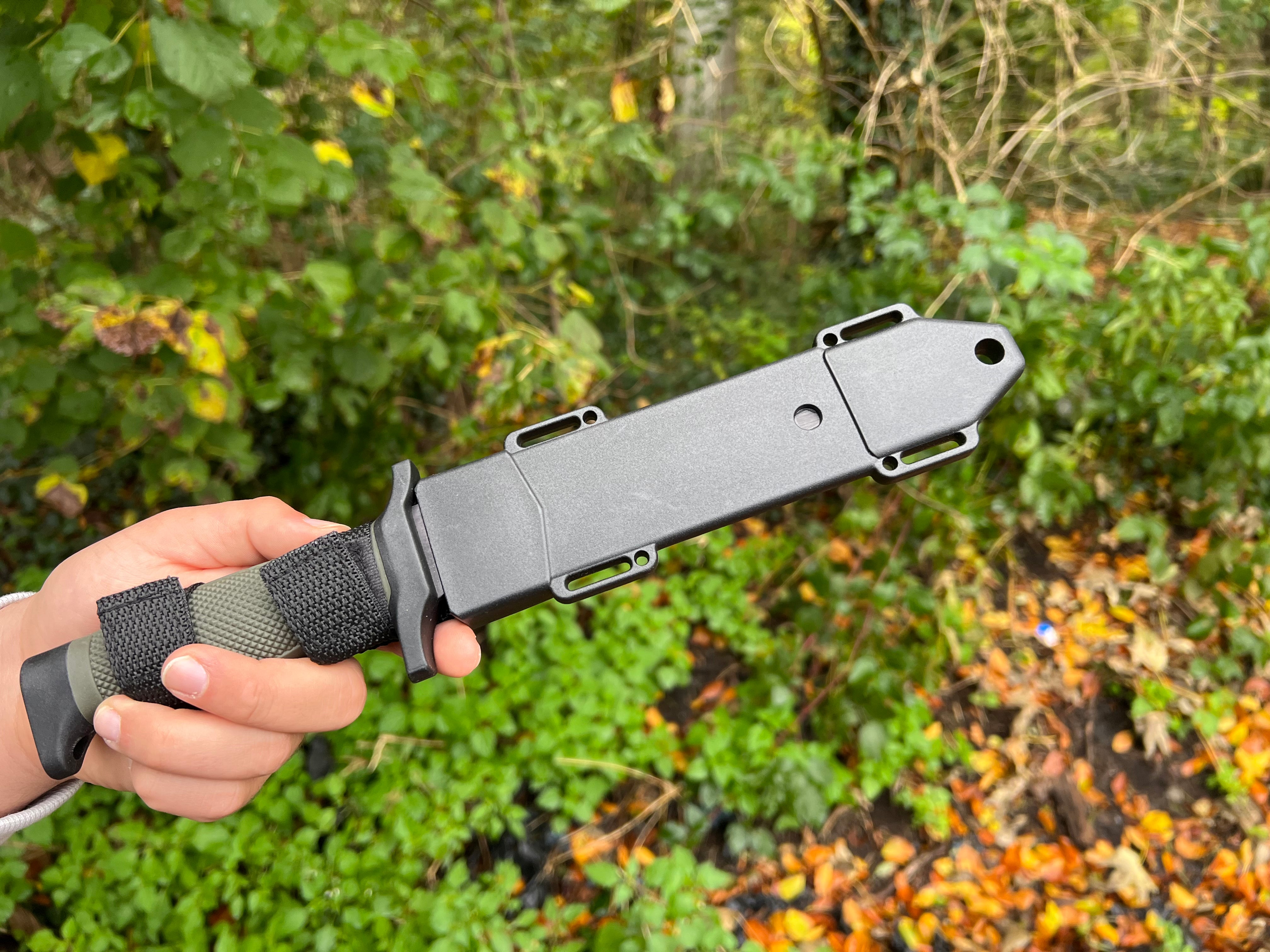 Outdoor Jagdmesser "Forest Ranger" – Robuste Edelstahlklinge in Schwarz – Olive Rubberized Handle – Inkl. Polymer-Scheide mit Gürtel- und Beingurten
