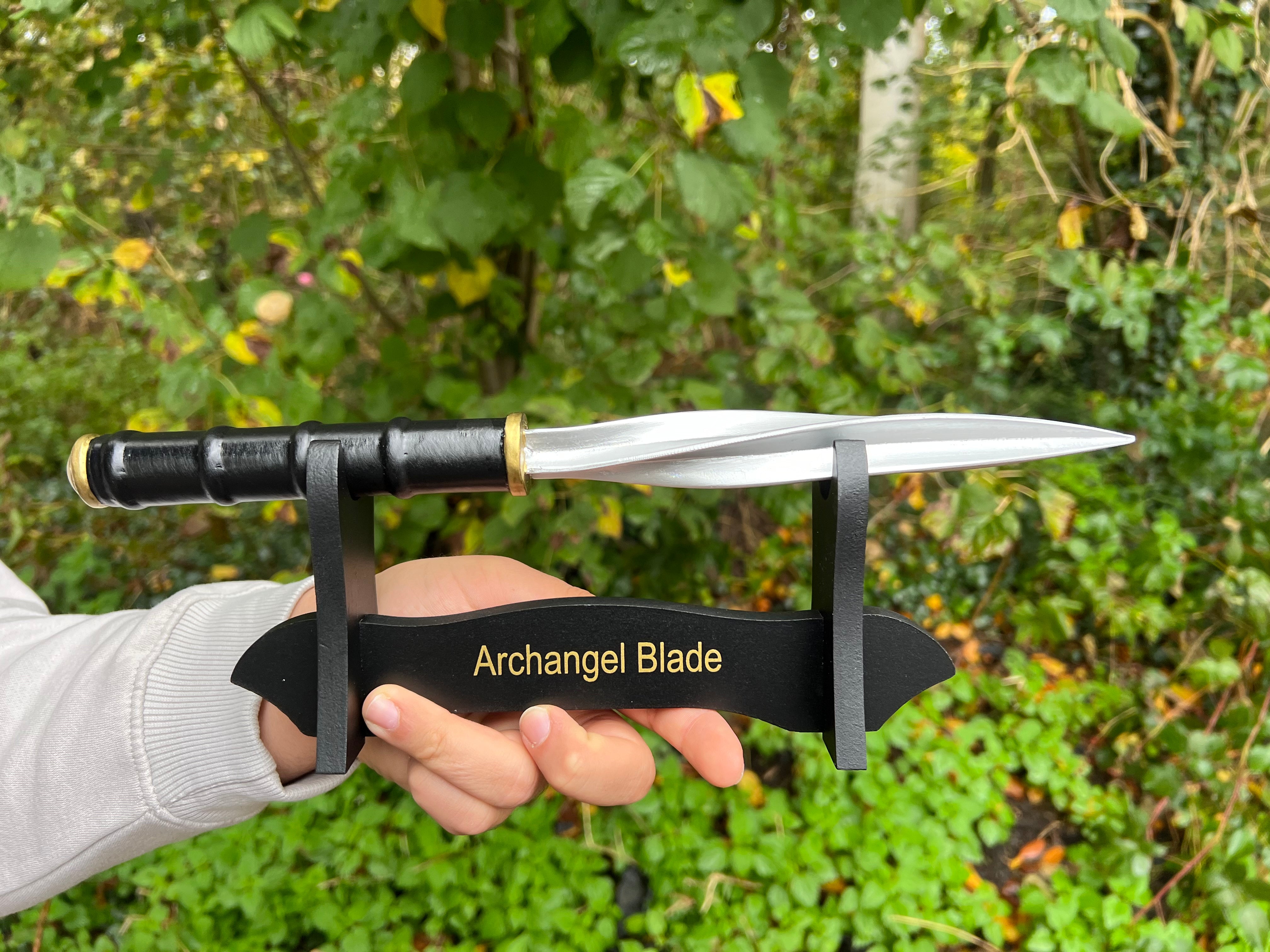Archangel Blade – Supernatural mit Holz-Tischständer